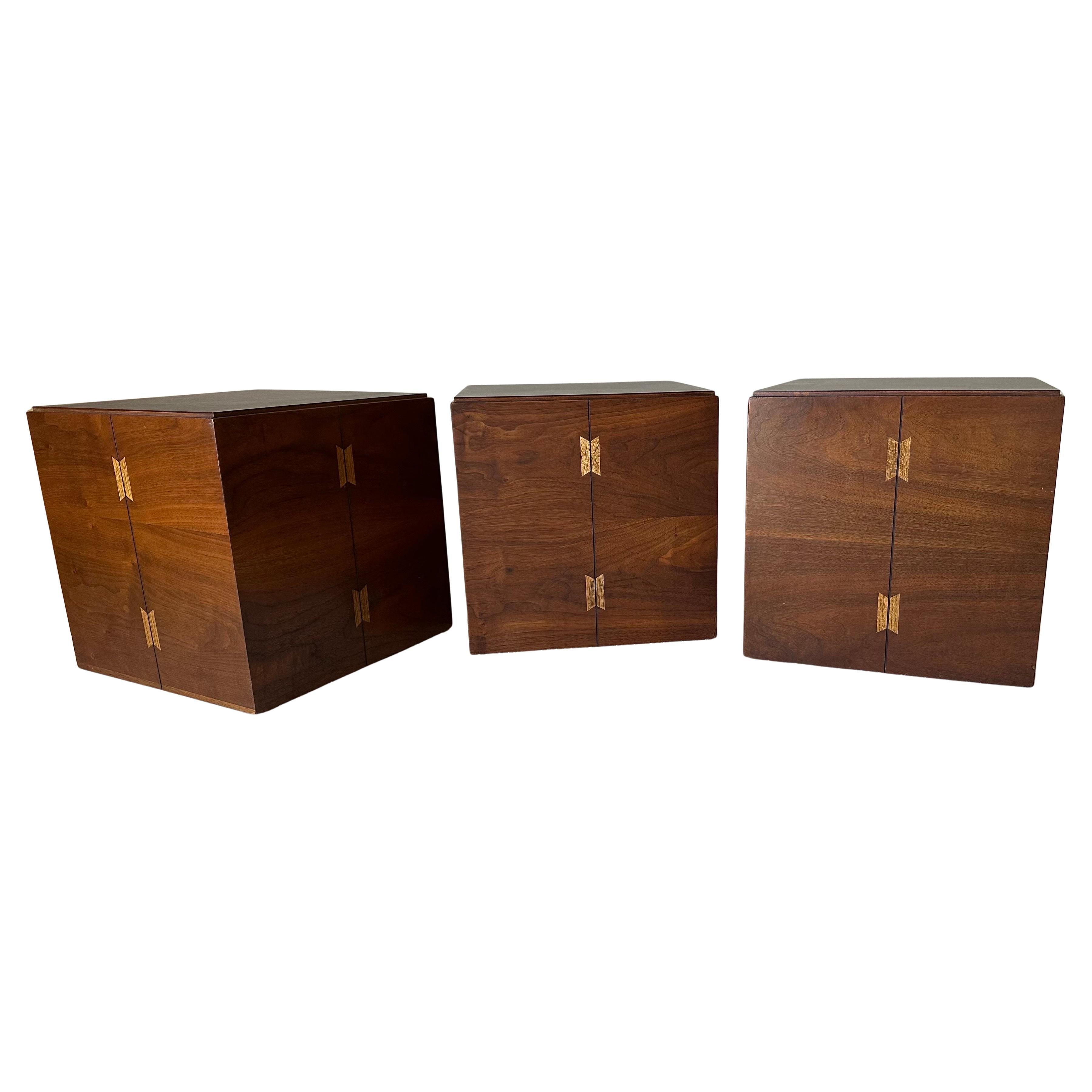 Ensemble de trois tables d'appoint à roulettes en noyer incrusté MCM par Andre Bus pour Lane Acclaim en vente 12
