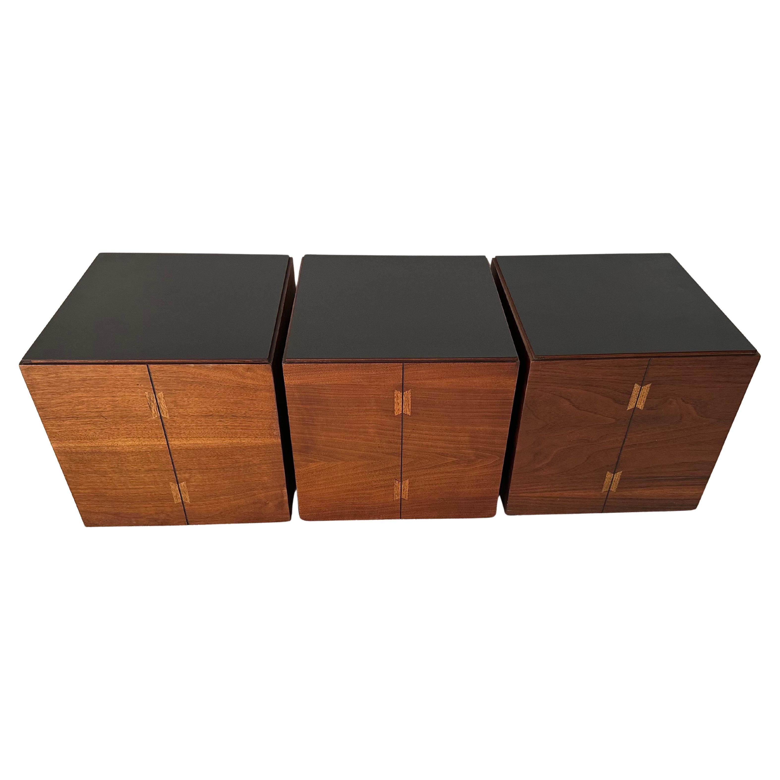 Un très bel ensemble de trois tables d'appoint en noyer marqueté de type cube roulant, par Andre Bus pour Lane Acclaim, vers les années 1960. Beau et polyvalent l'ensemble
a de magnifiques incrustations en forme de papillon et des plateaux en