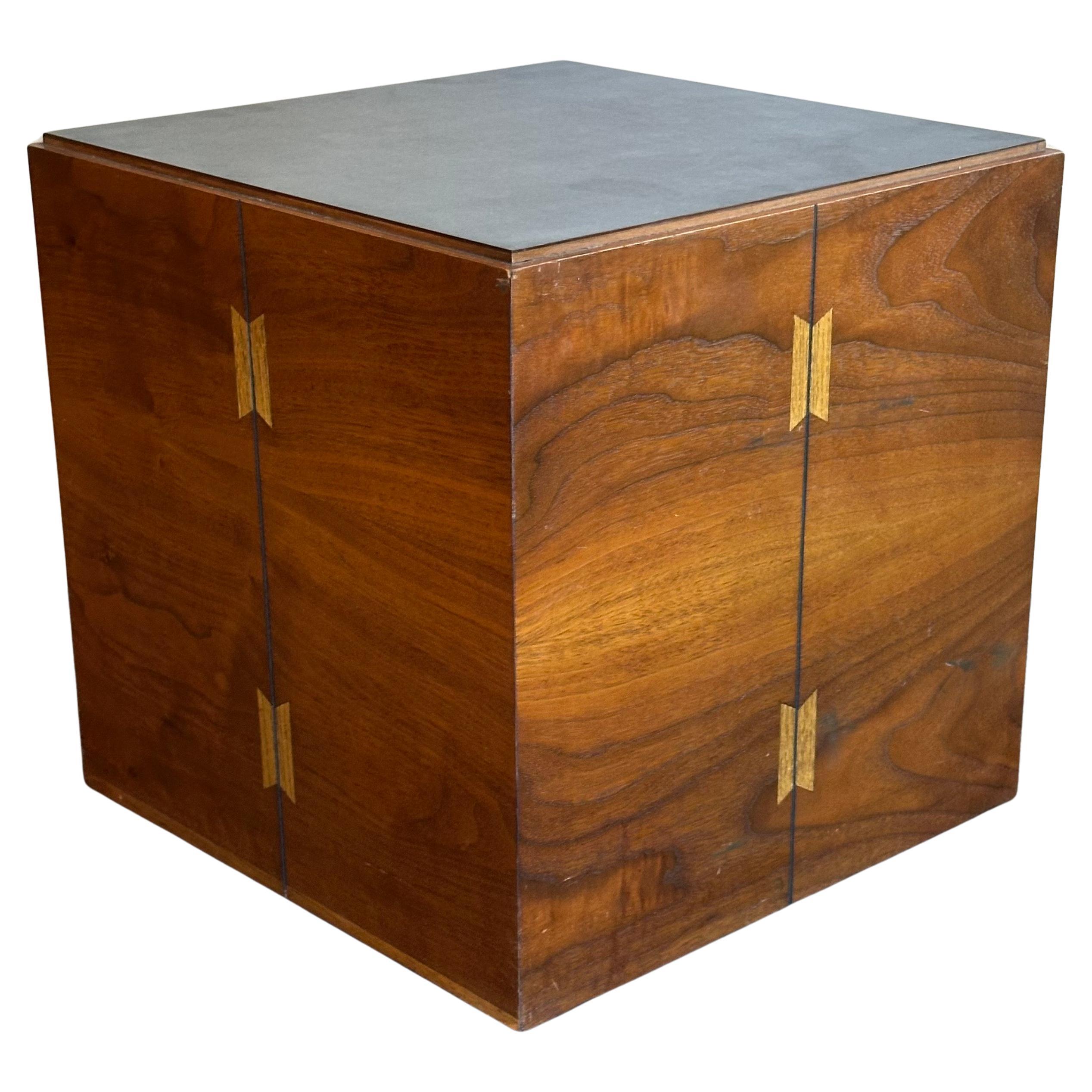 Mid-Century Modern Ensemble de trois tables d'appoint à roulettes en noyer incrusté MCM par Andre Bus pour Lane Acclaim en vente