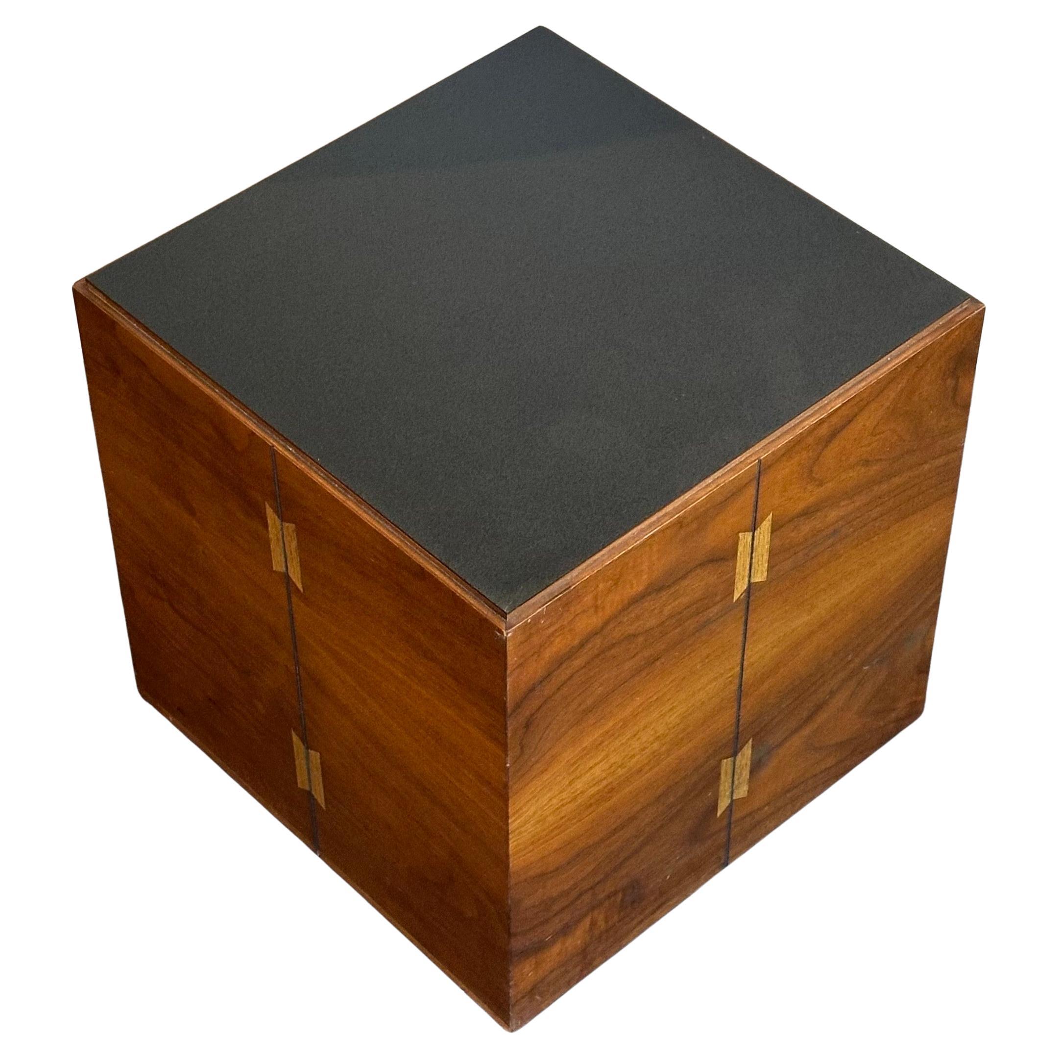 Américain Ensemble de trois tables d'appoint à roulettes en noyer incrusté MCM par Andre Bus pour Lane Acclaim en vente