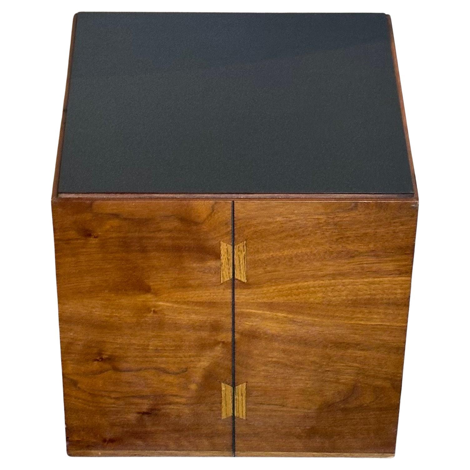 Ensemble de trois tables d'appoint à roulettes en noyer incrusté MCM par Andre Bus pour Lane Acclaim Bon état - En vente à San Diego, CA