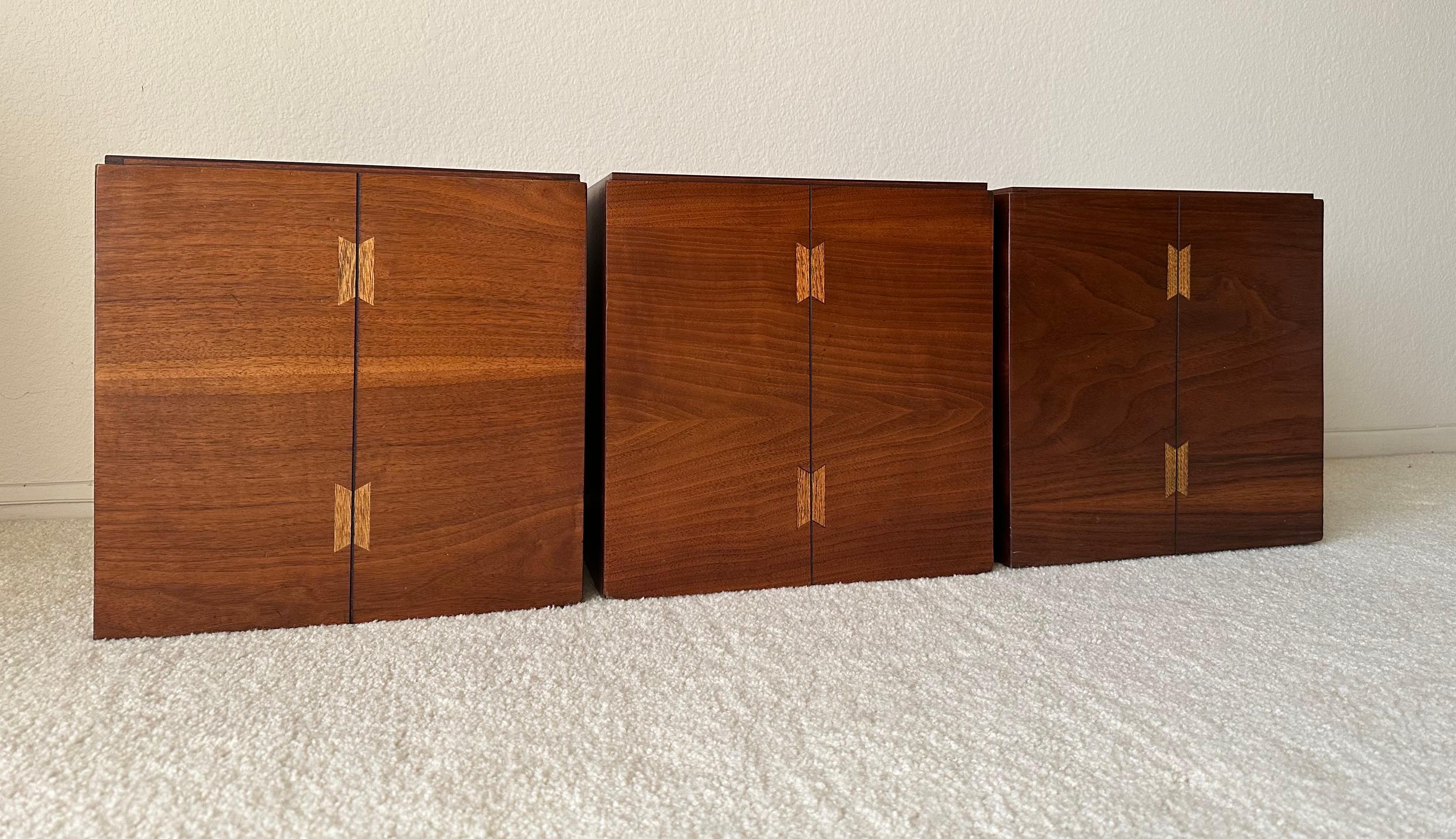 Ensemble de trois tables d'appoint à roulettes en noyer incrusté MCM par Andre Bus pour Lane Acclaim en vente 1