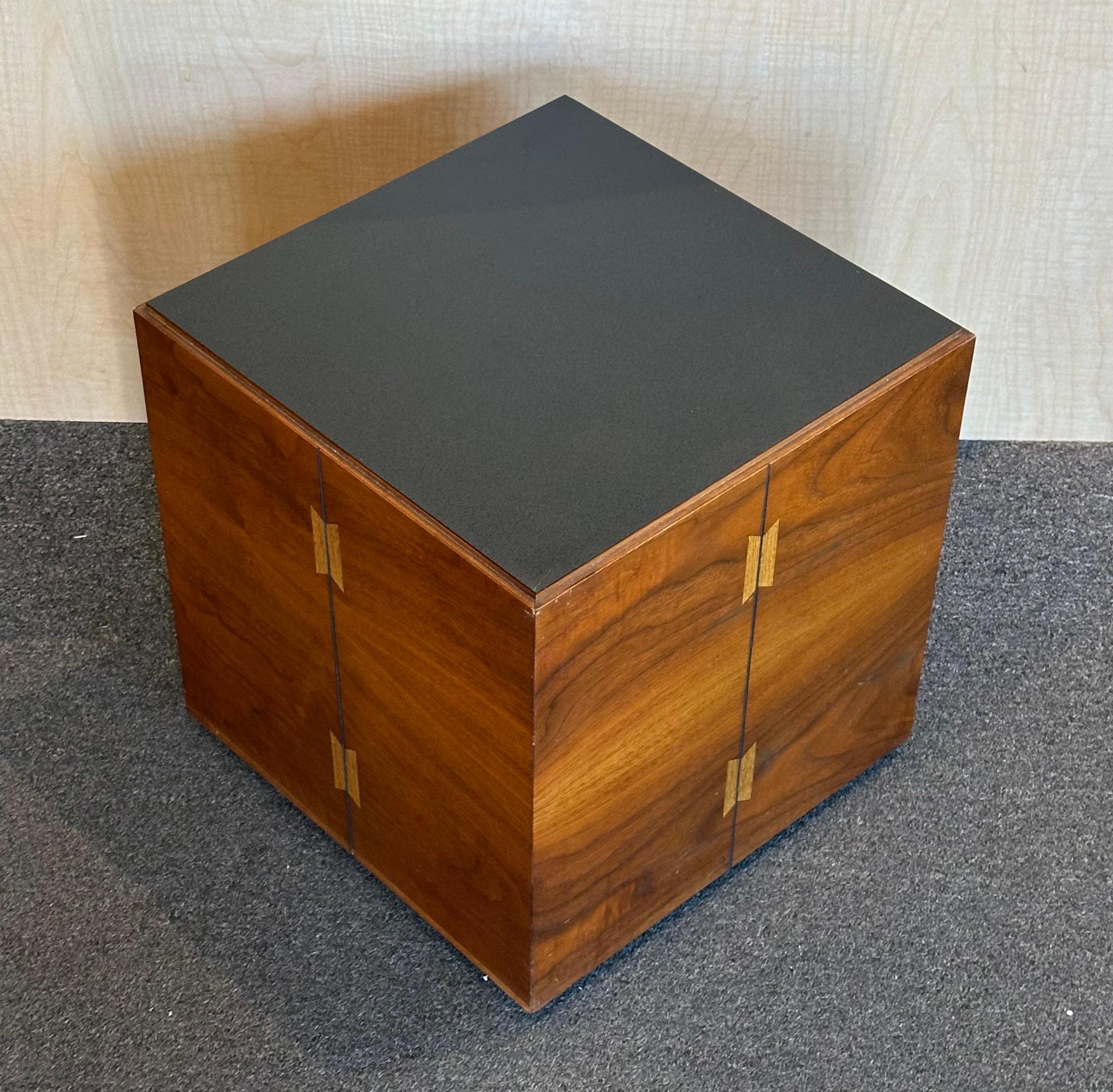 Ensemble de trois tables d'appoint à roulettes en noyer incrusté MCM par Andre Bus pour Lane Acclaim en vente 2