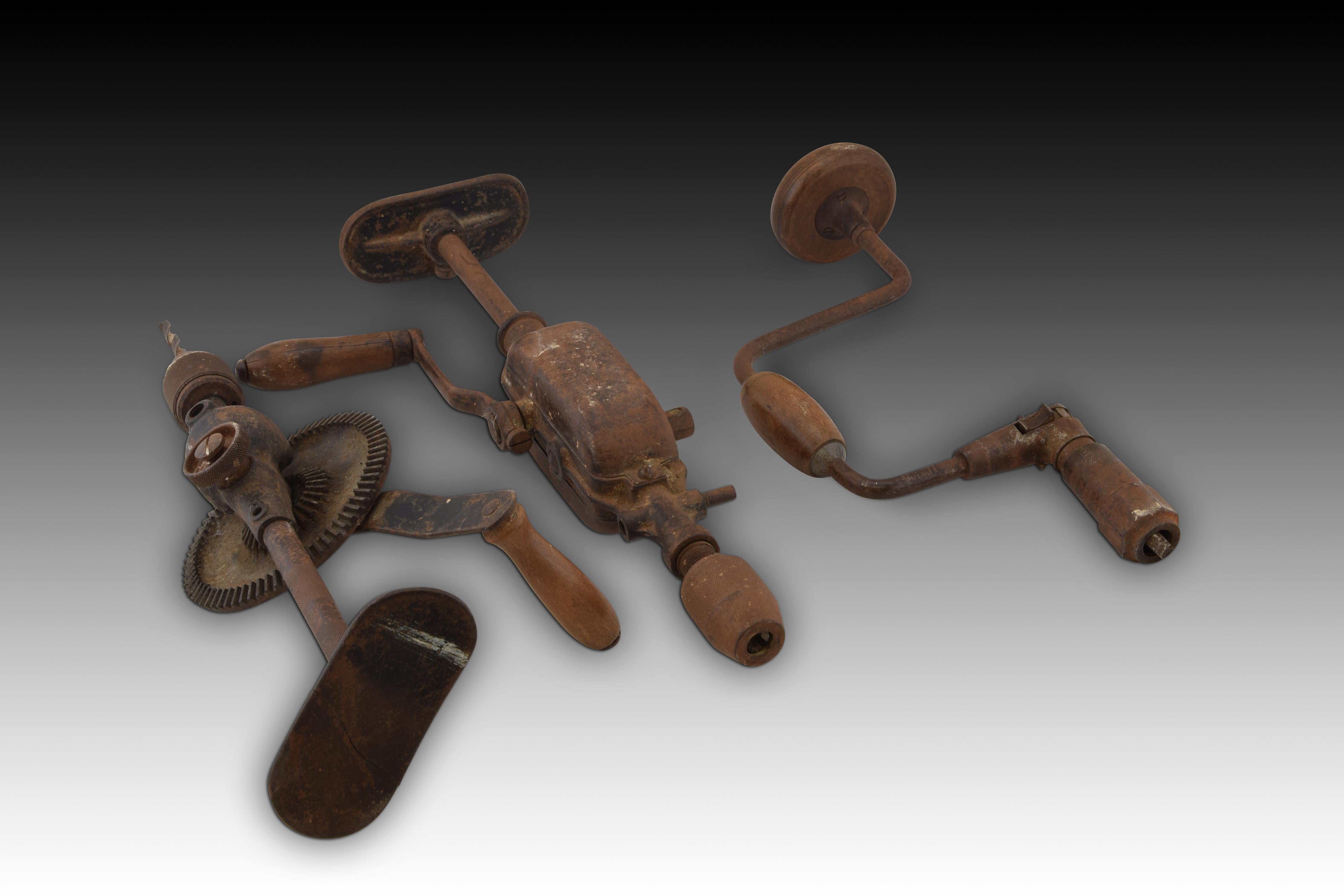 Set of three mechanical hand drills. Iron, wood. France, Val d'Or and others. XIX century. 
Set of tools consisting of a mechanical chuck, another hand drill with a piece to push with the shoulder and crank and machinery inside the central piece,