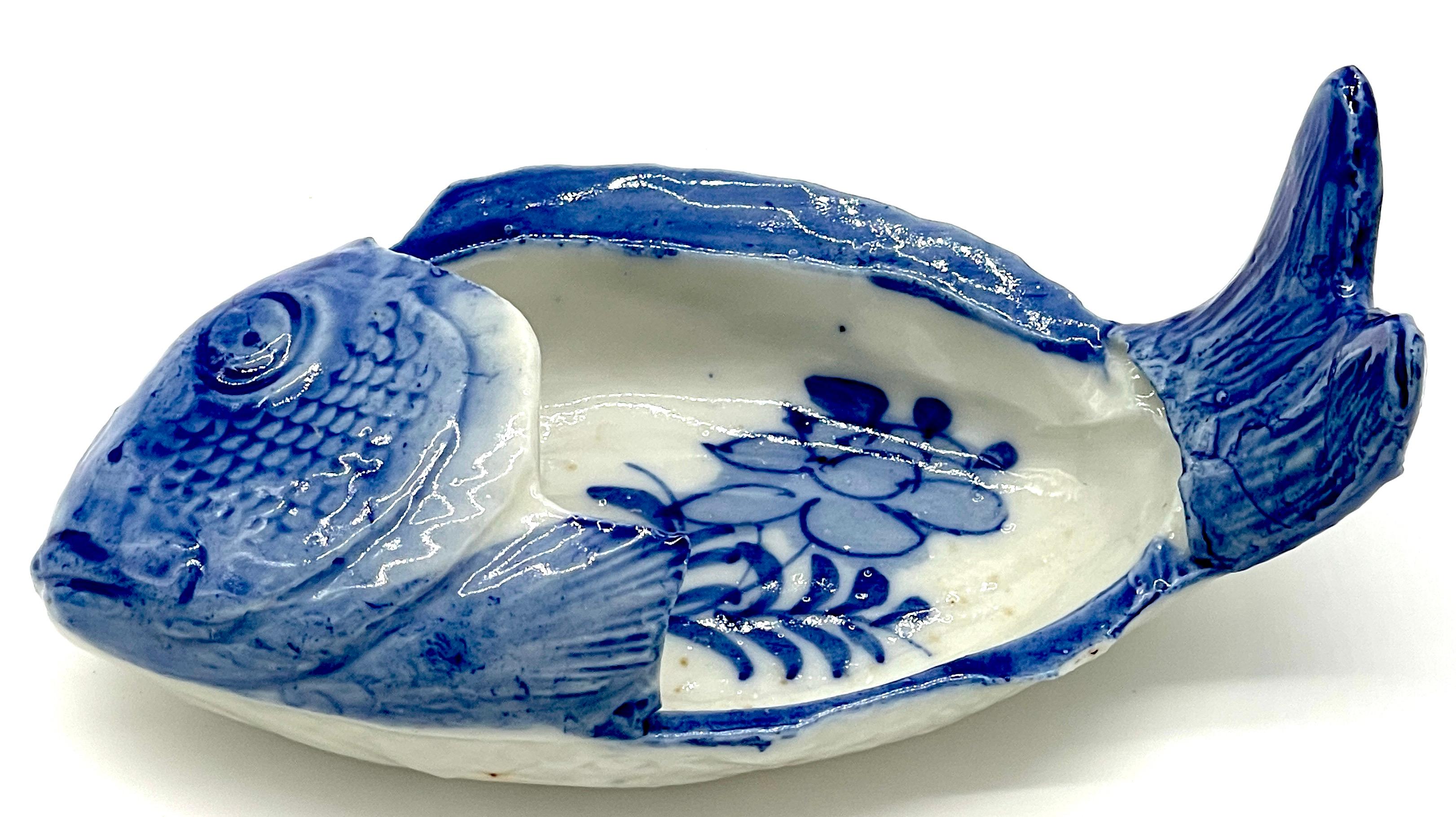 Set of Three Meiji Period Blue & White Imari Fish Form Brush Washers For Sale 3