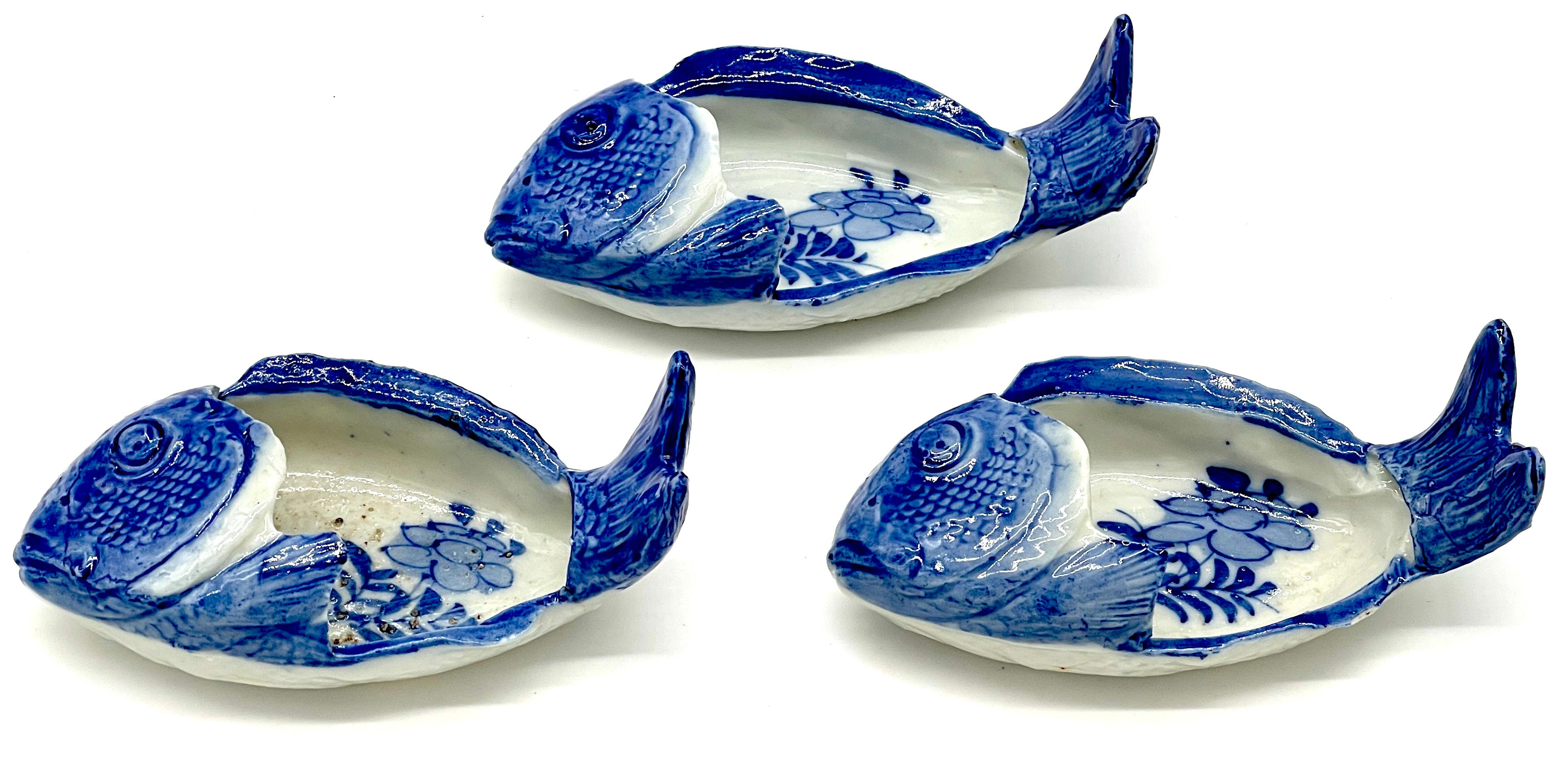 Set von drei blauen und weißen Imari-Bürstenwaschschalen in Fischform aus der Meiji-Periode
Japan, um 1890

Lassen Sie sich von der Eleganz japanischer Kunstfertigkeit mit diesem faszinierenden Set aus drei blau-weißen Imari-Bürstenscheiben in