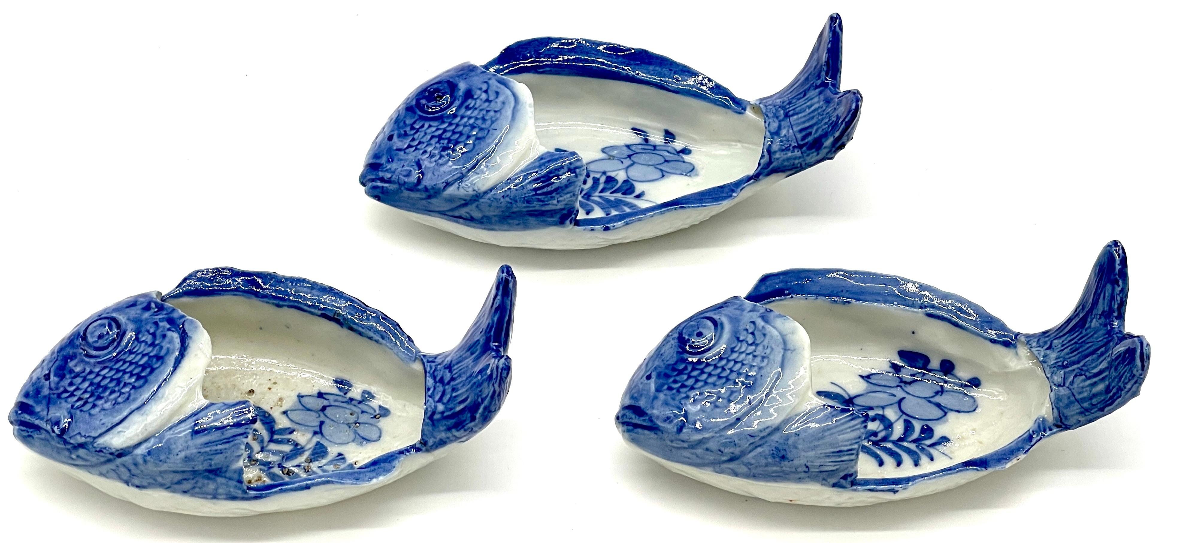 Japanese Set of Three Meiji Period Blue & White Imari Fish Form Brush Washers For Sale