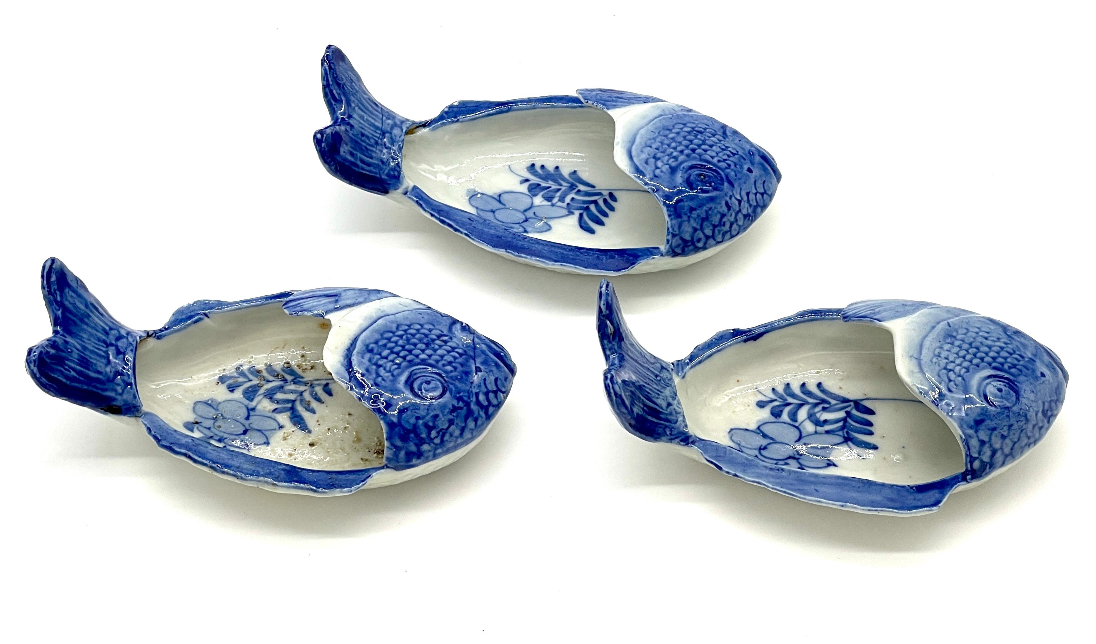 Set of Three Meiji Period Blue & White Imari Fish Form Brush Washers In Good Condition For Sale In West Palm Beach, FL