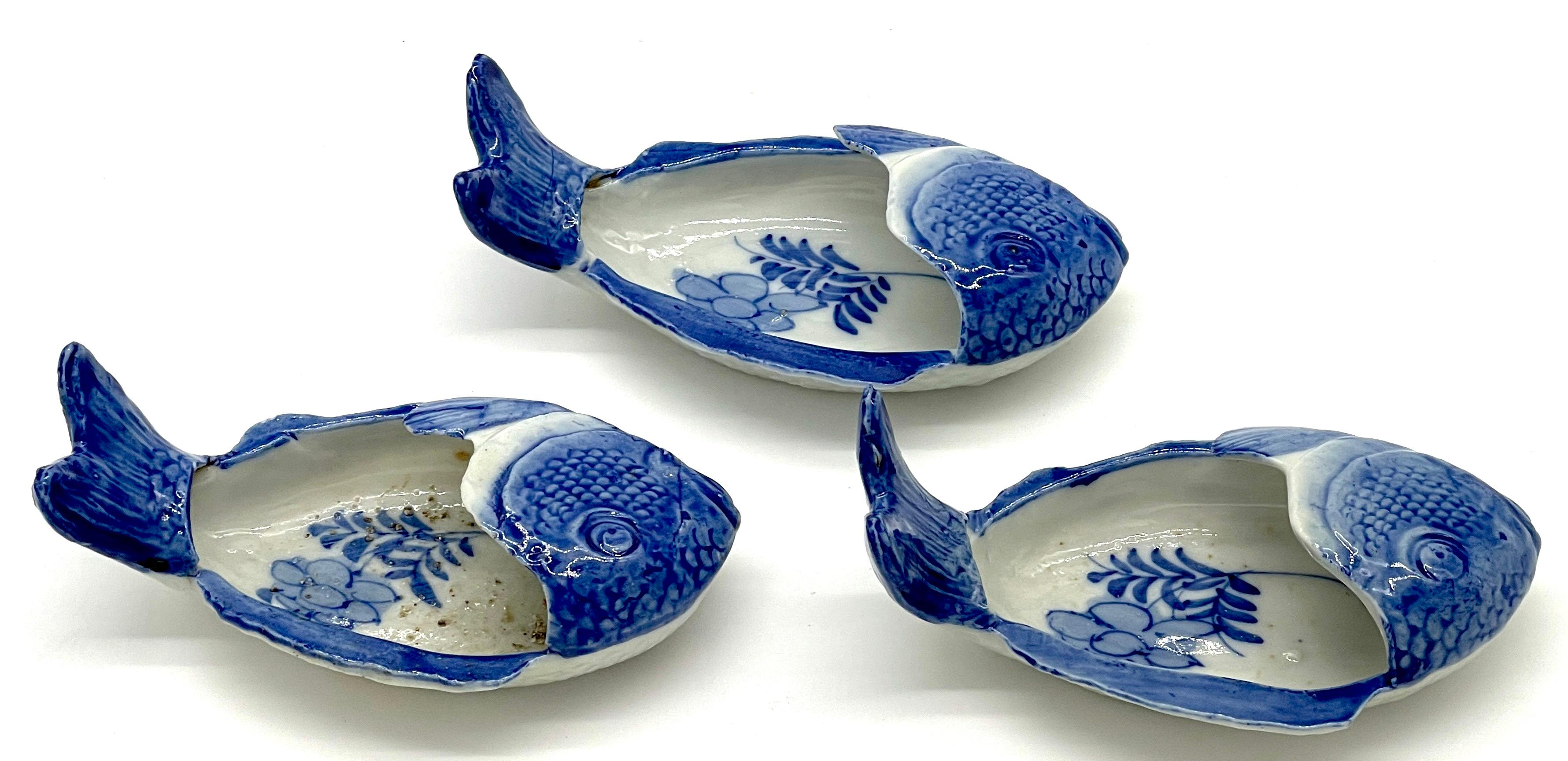 Set von drei blauen und weißen Imari-Bürstenwaschschalen in Fischform aus der Meiji-Periode (19. Jahrhundert) im Angebot