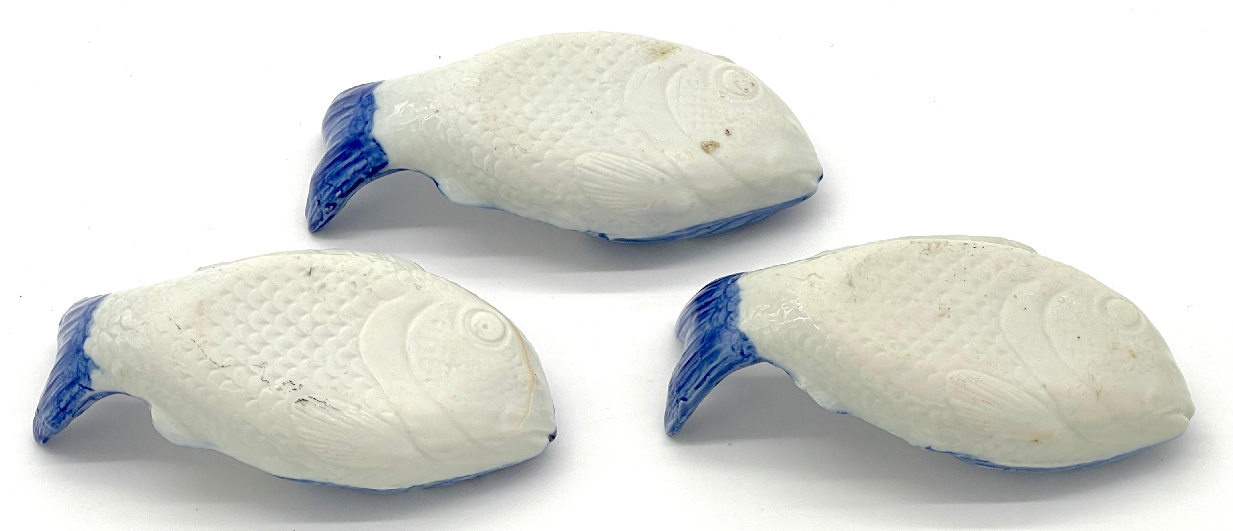 Set von drei blauen und weißen Imari-Bürstenwaschschalen in Fischform aus der Meiji-Periode im Angebot 1