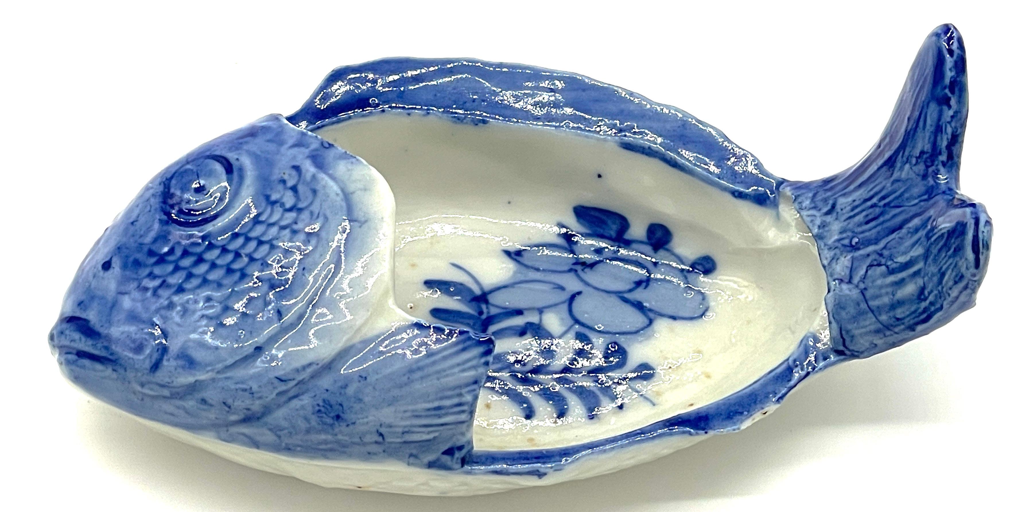 Set von drei blauen und weißen Imari-Bürstenwaschschalen in Fischform aus der Meiji-Periode im Angebot 2