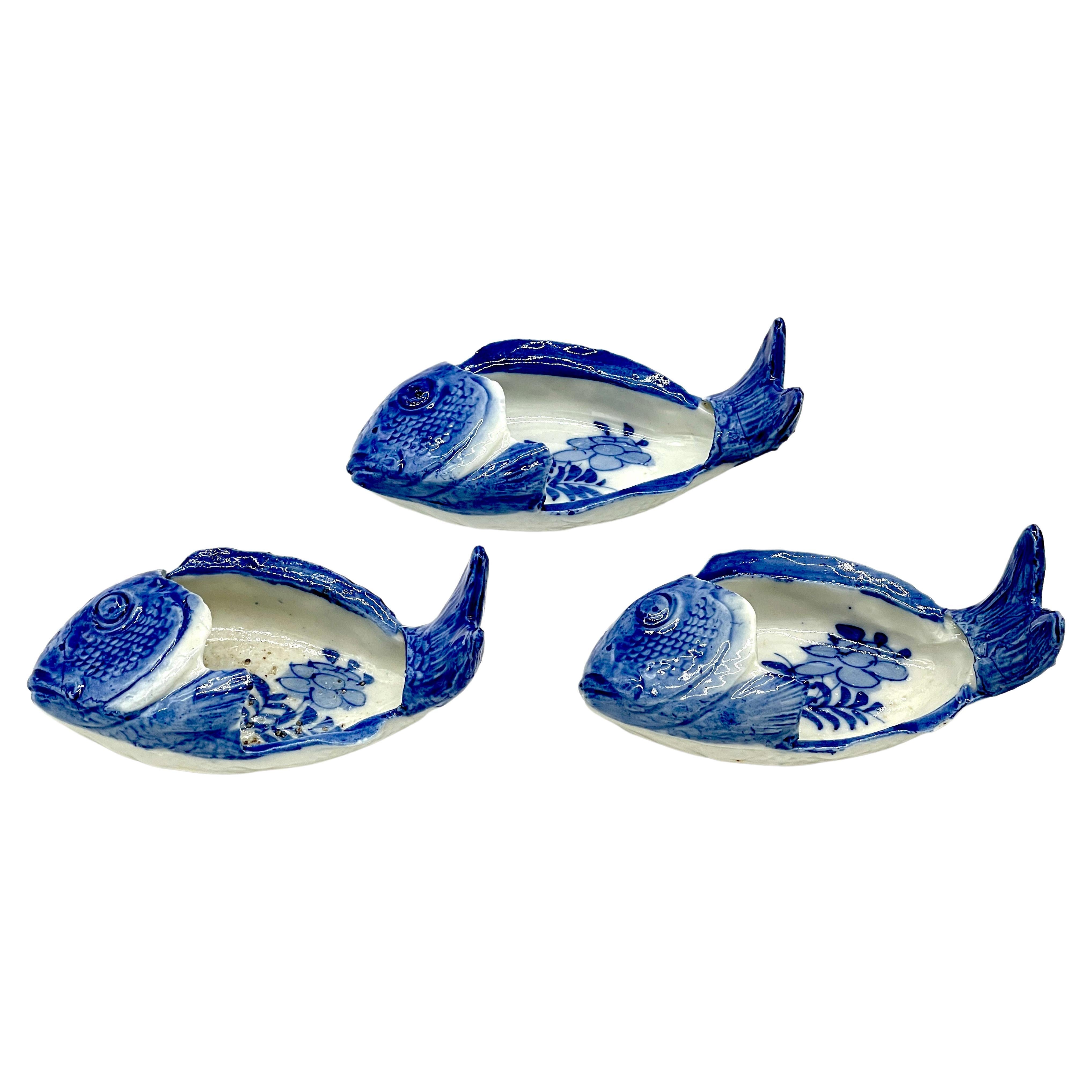 Set of Three Meiji Period Blue & White Imari Fish Form Brush Washers For Sale