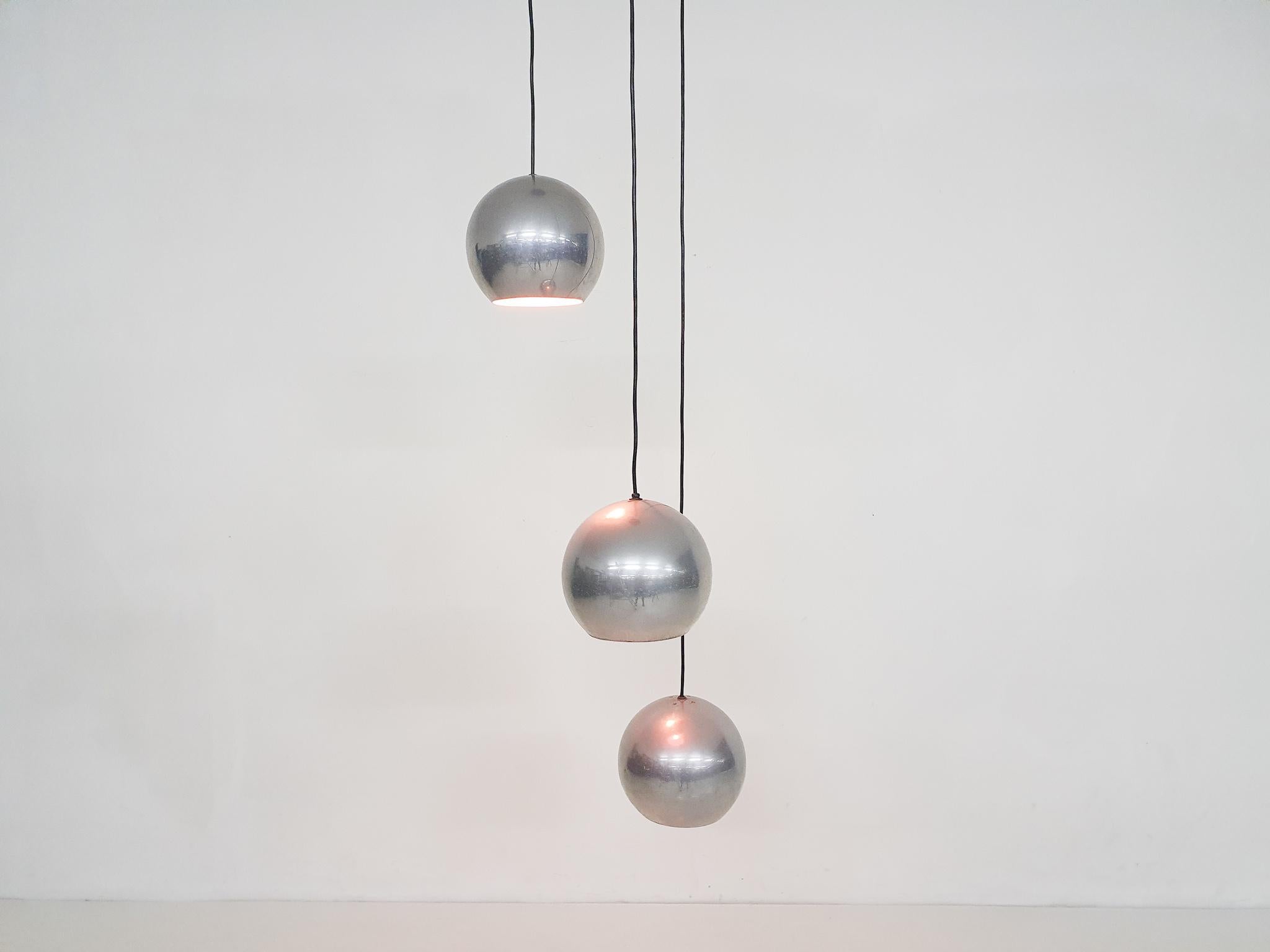 Pendant light with three metal globes. The height of each lamp can be adjusted.
With new wiring and new ceiling plate.
Globes have a diameter of 20cm each. The chrome has traces of use
Ceiling plate has a diameter of 35 cm.