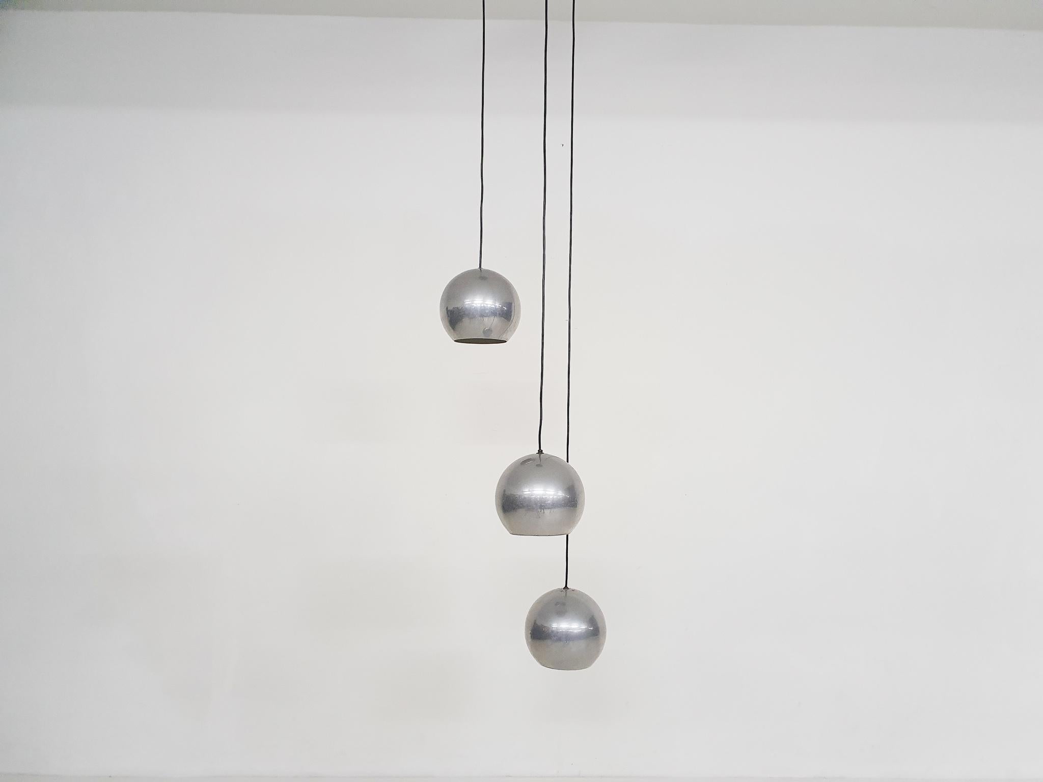 Set of Three Metal Globes Light, the Netherlands, 1960's In Good Condition For Sale In Amsterdam, NL