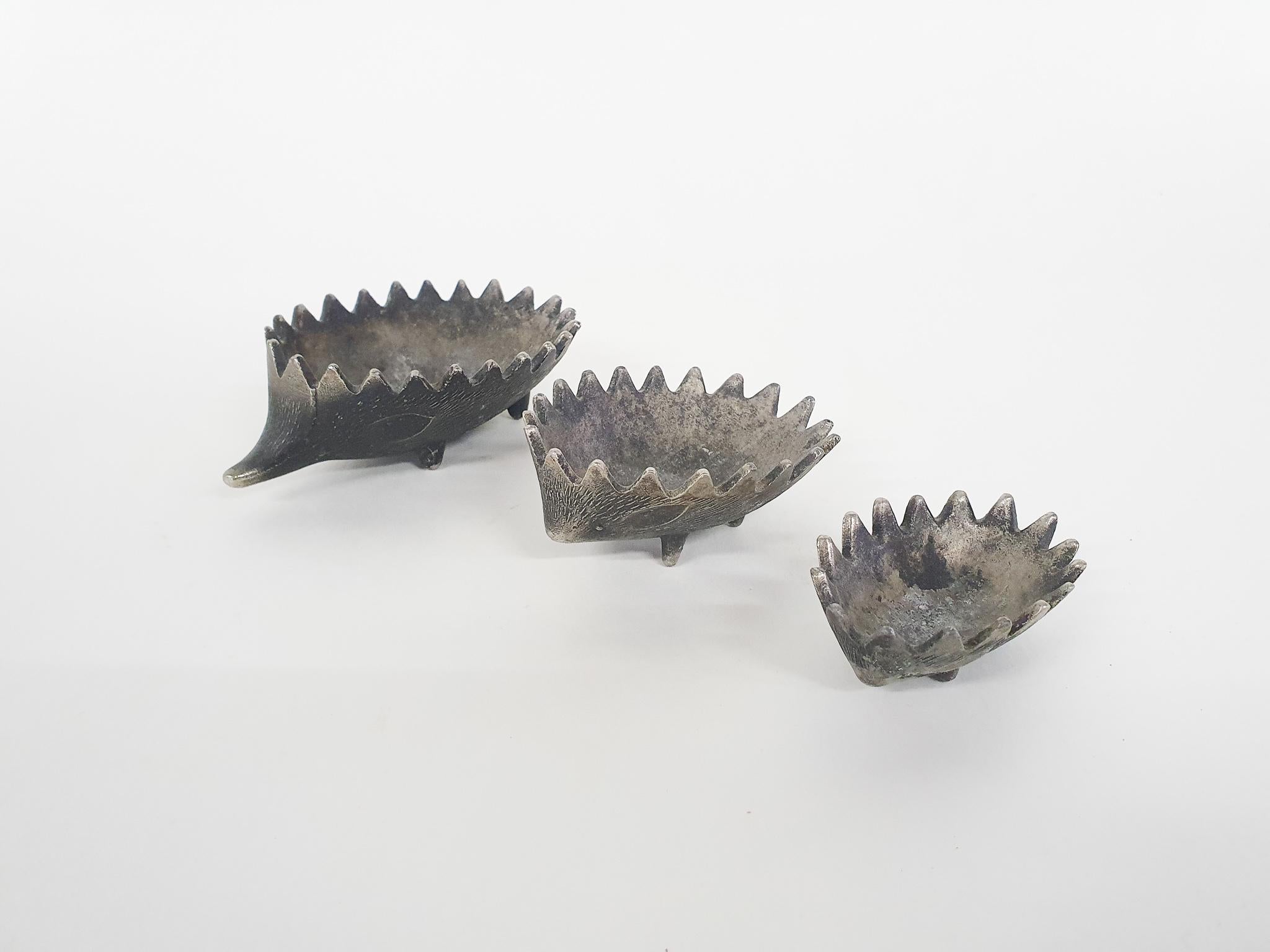 Three metal hedgehogs in various sizes. They can be used as an ashtray or to storage smaller objects.