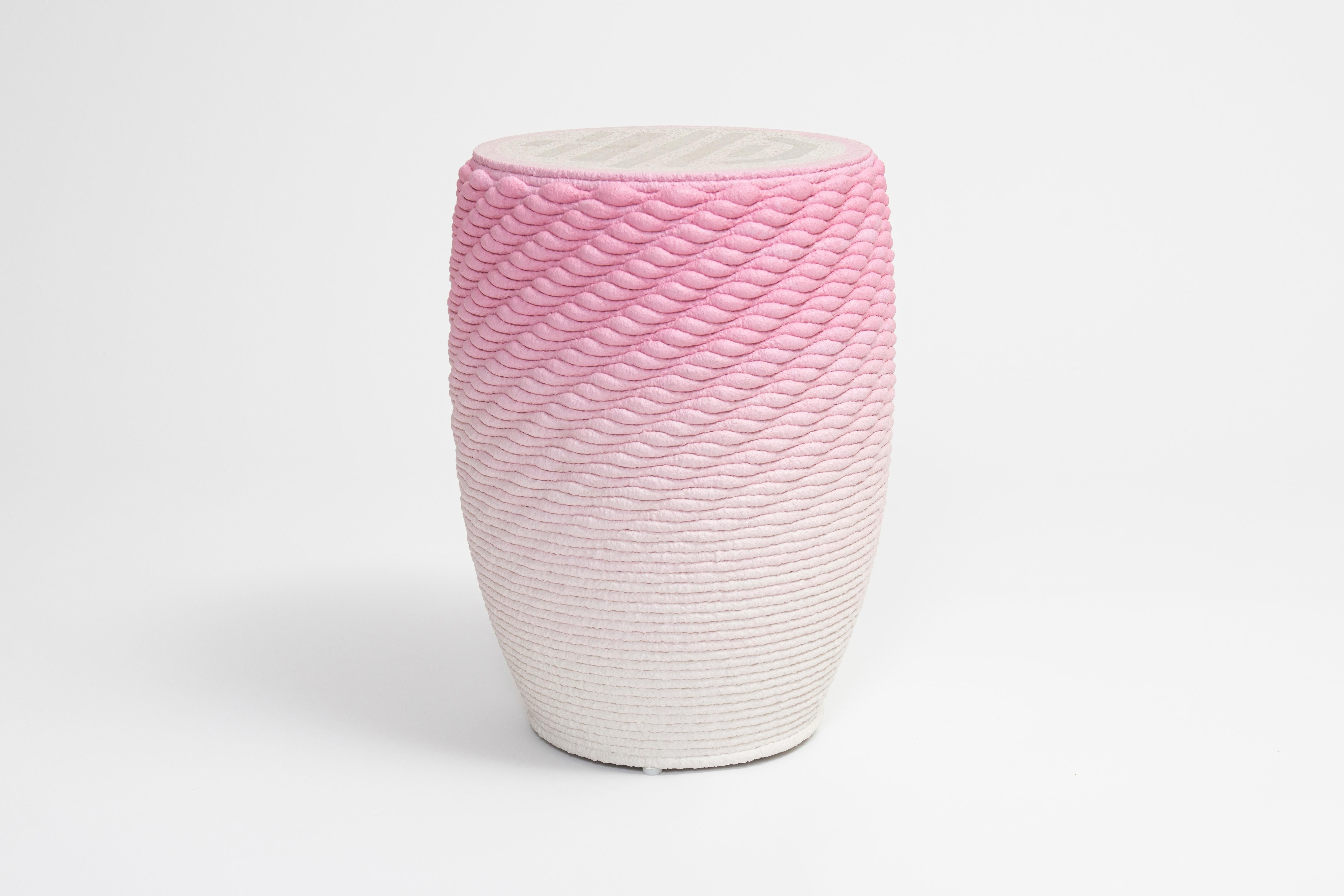 Der Metric Stool and Table von Philipp Aduatz, der in Zusammenarbeit mit dem österreichischen Hersteller incremental3d entstand, demonstriert die Verschmelzung von skulpturalem Design mit fortschrittlicher 3D-Betondrucktechnologie unter Verwendung