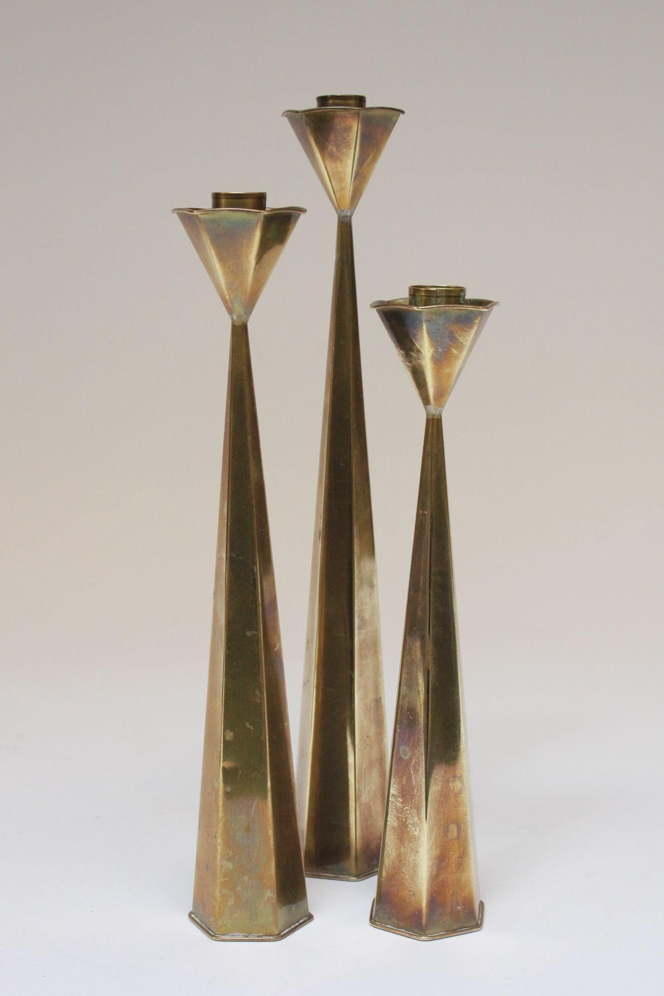 Glamorous set of three modernist hexagonal-form brass candlesticks of graduating heights (ca. 1960s, Mexico).
Original, unpolished condition with warm patina/natural wear/tarnish, along with a couple of long thin scuffs. Set remains in good, vintage