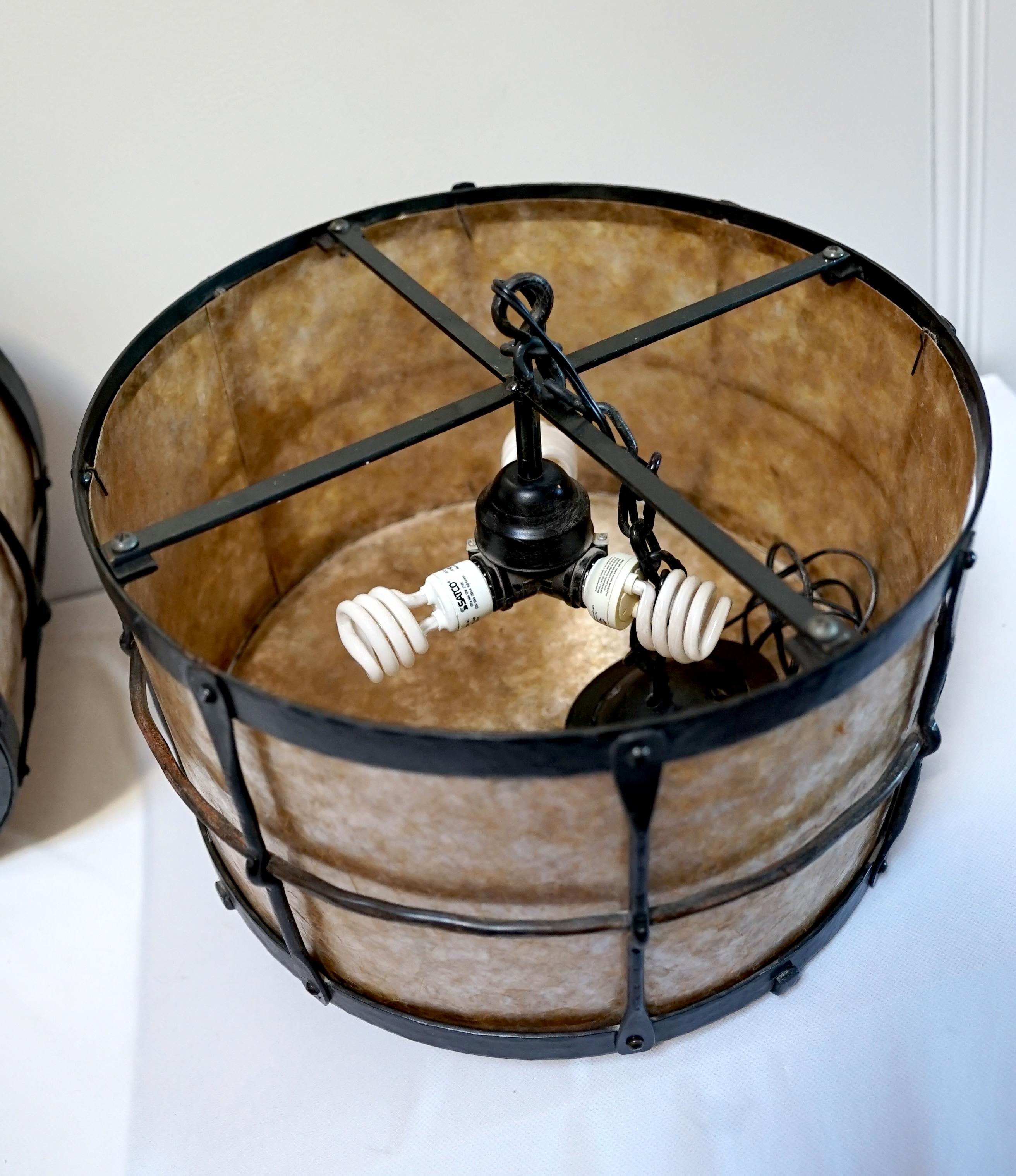 Set von drei Mica Texas Lightsmith Vintage-Trommel-Schmiedeeisen-Anhängern aus Schmiedeeisen (Rustikal) im Angebot