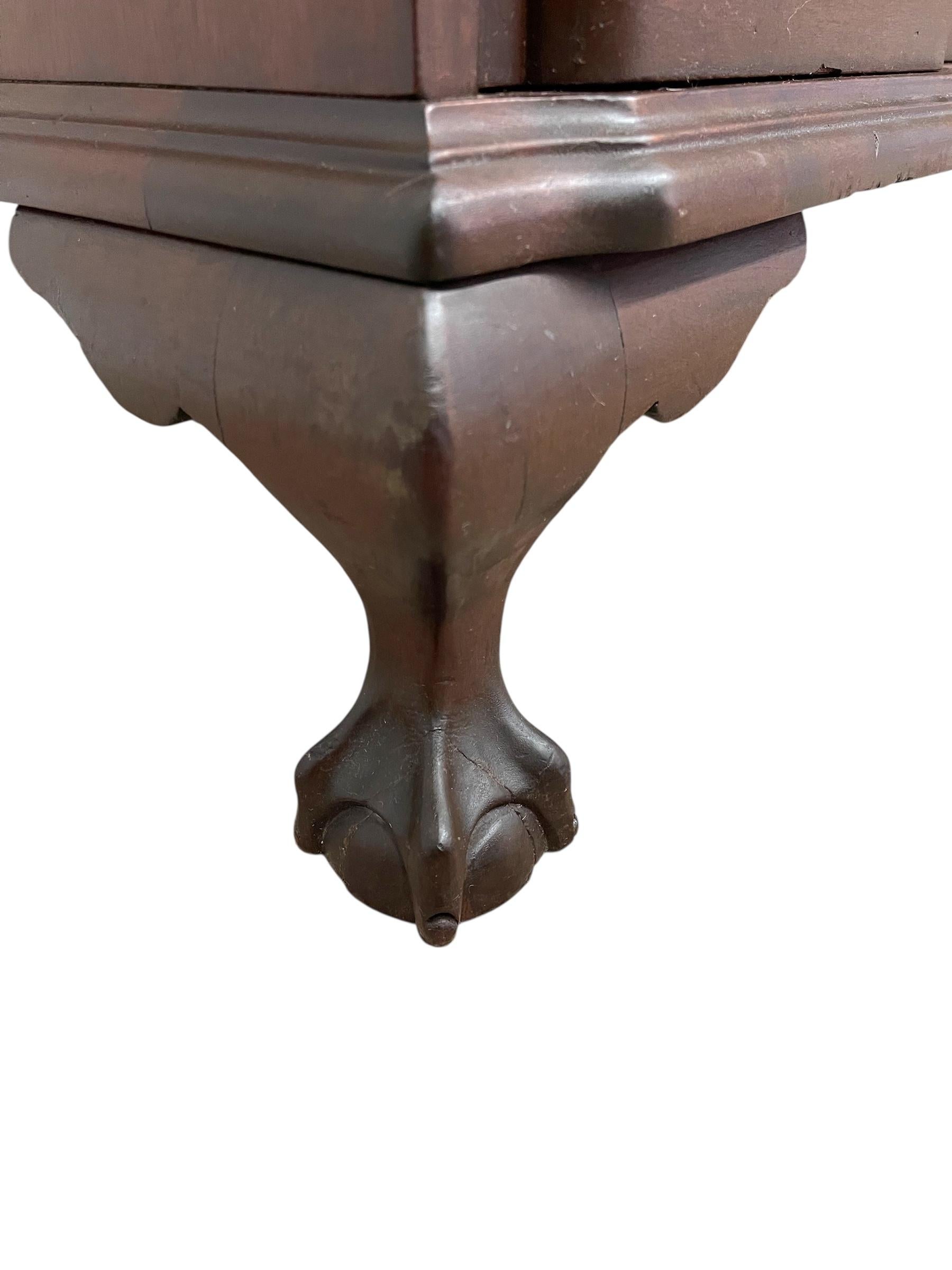 Ensemble de trois commodes et table de nuit de style Chippendale du milieu du 20e siècle en vente 4