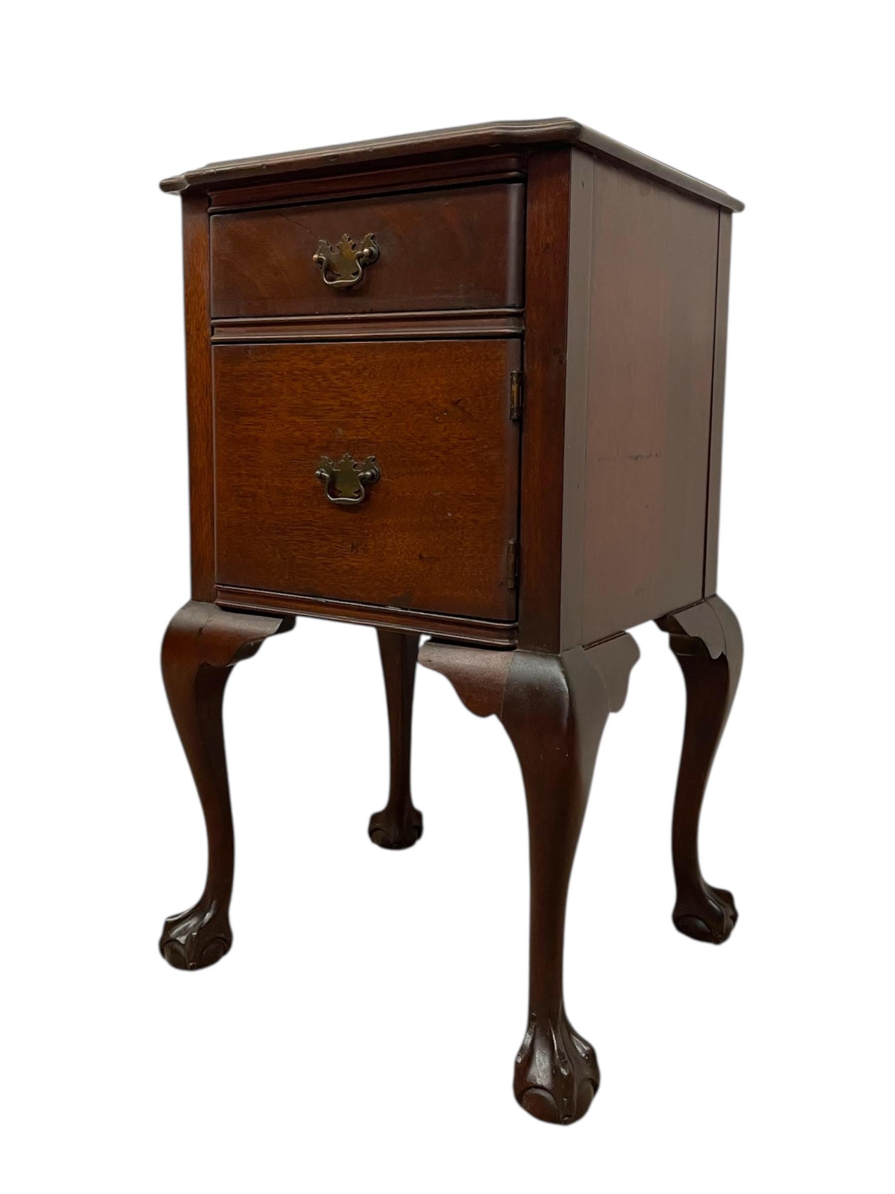 Ensemble de trois commodes et table de nuit de style Chippendale du milieu du 20e siècle en vente 5