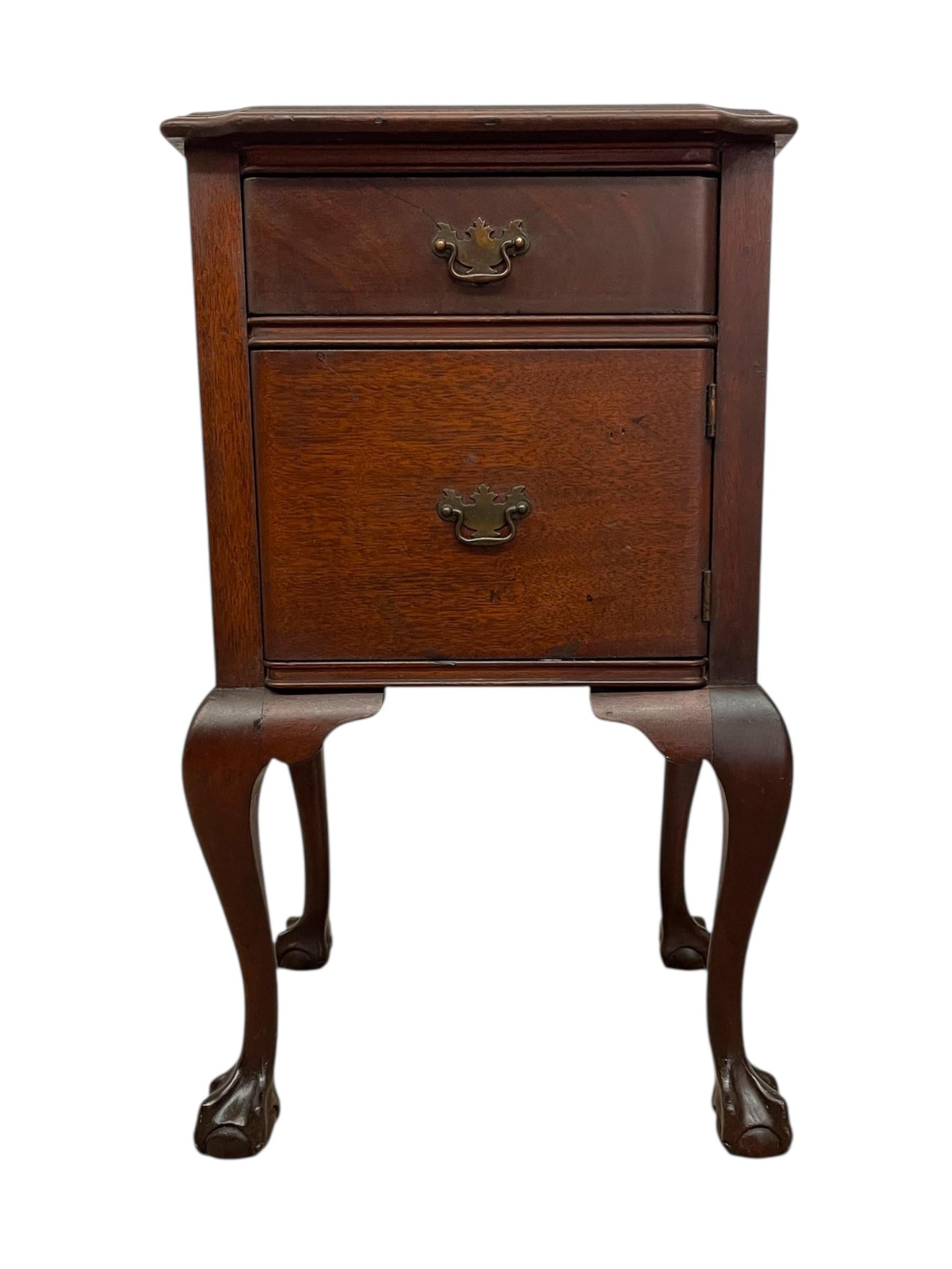 Ensemble de trois commodes et table de nuit de style Chippendale du milieu du 20e siècle en vente 6
