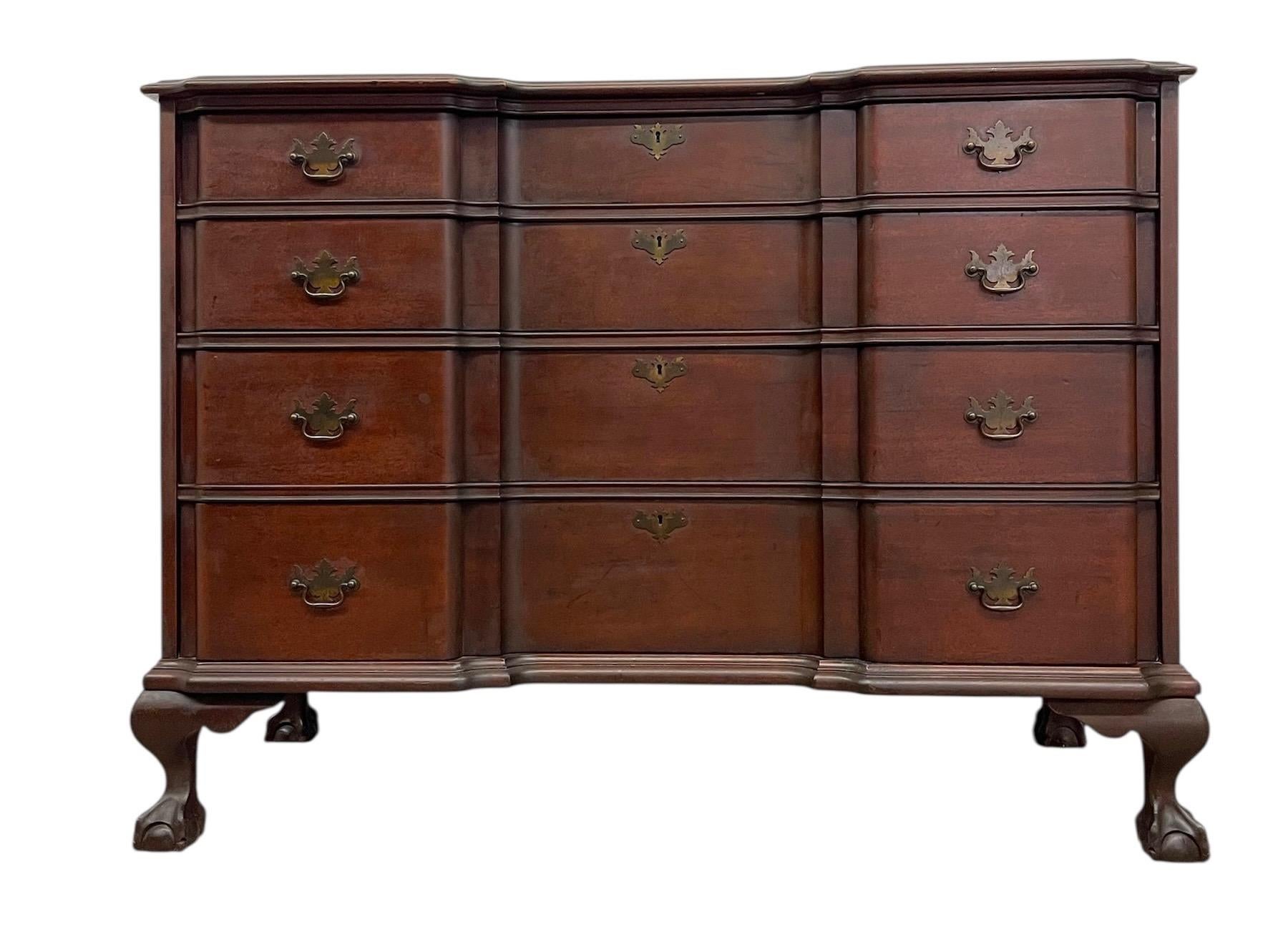 Ensemble coordonn�é de trois pièces de Pennsylvania Furniture Co. de York, Pennsylvanie, cette collection du milieu du 20e siècle illustre le savoir-faire raffiné et les proportions classiques du design Chippendale. L'ensemble comprend une commode
