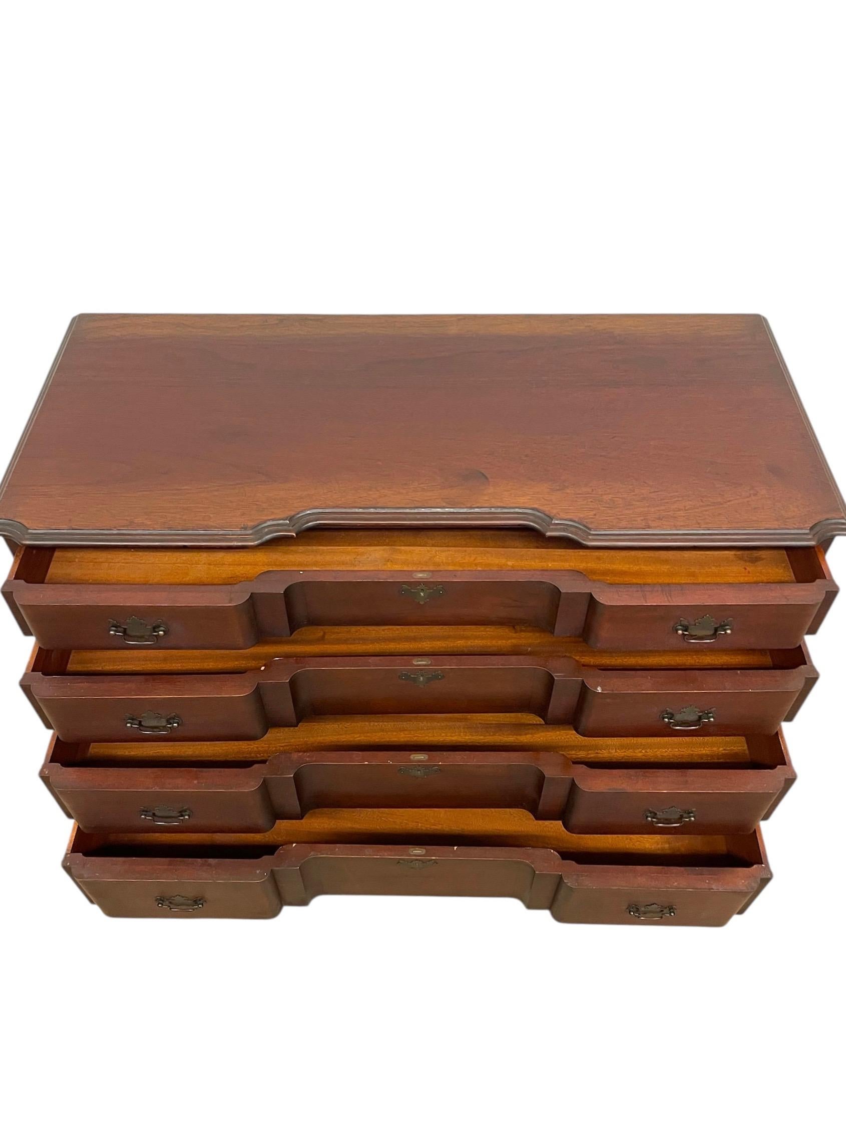 20ième siècle Ensemble de trois commodes et table de nuit de style Chippendale du milieu du 20e siècle en vente