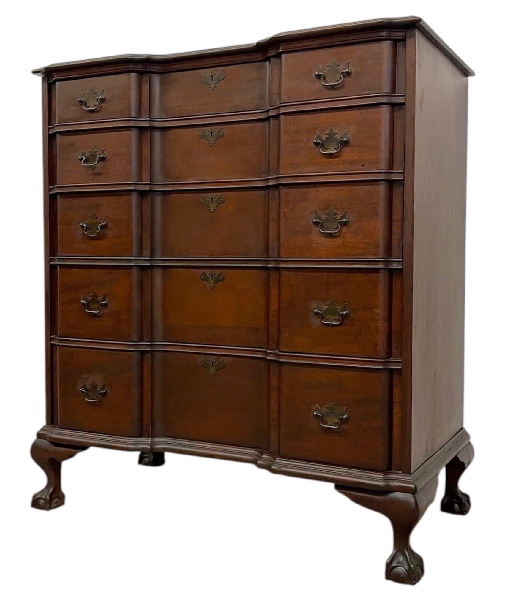 Bois Ensemble de trois commodes et table de nuit de style Chippendale du milieu du 20e siècle en vente