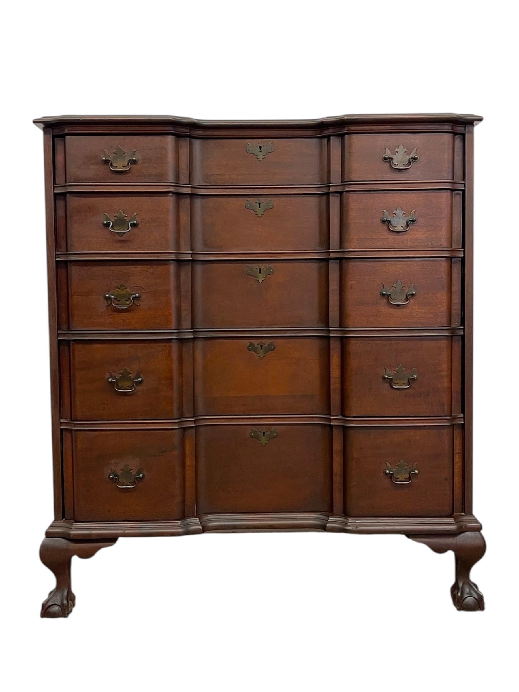 Ensemble de trois commodes et table de nuit de style Chippendale du milieu du 20e siècle en vente 1