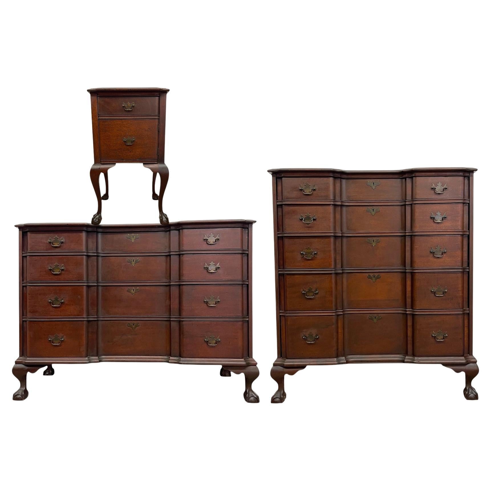 Ensemble de trois commodes et table de nuit de style Chippendale du milieu du 20e siècle