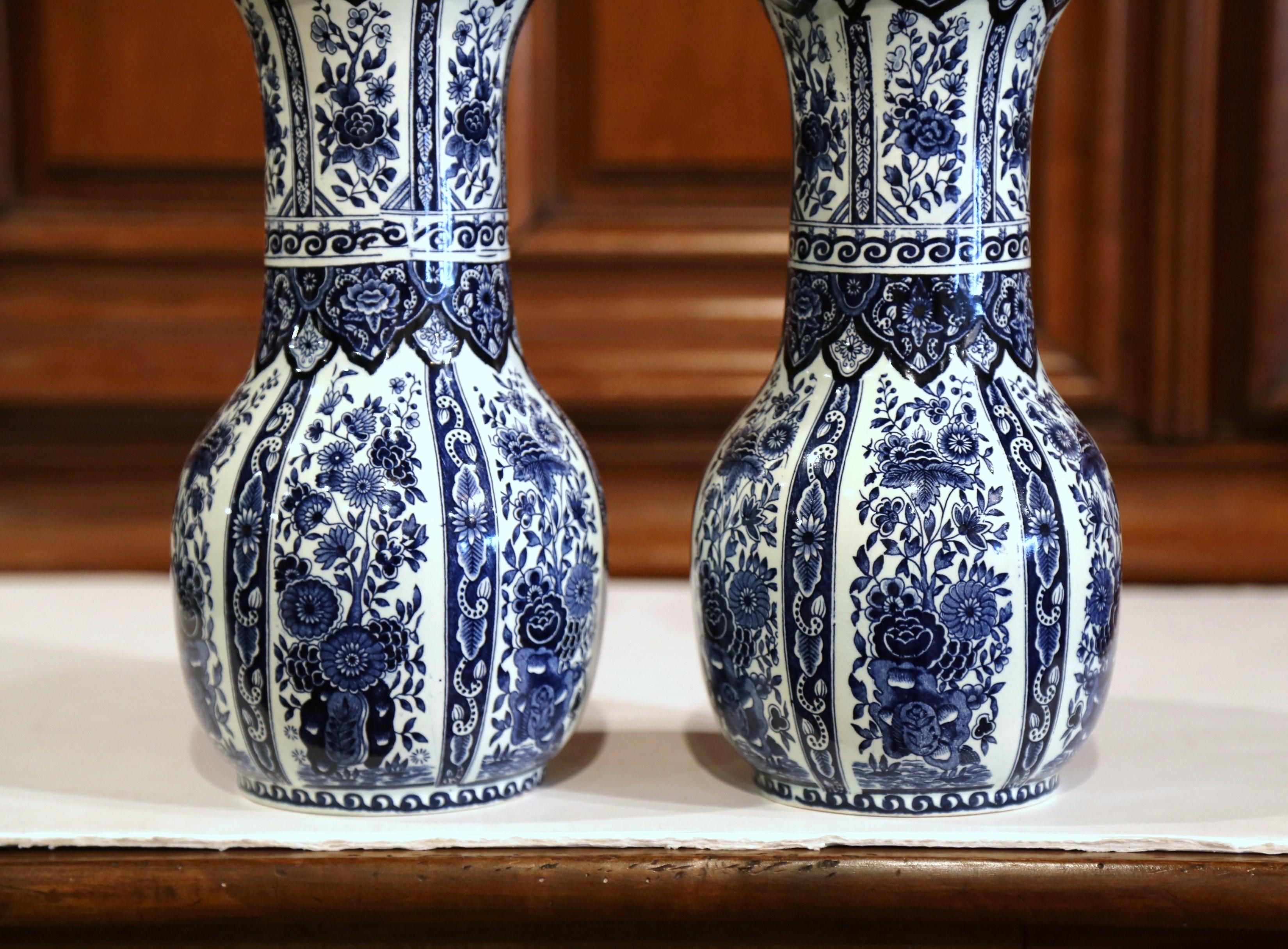 Set of Three Mid-20th Century Dutch Blue and White Delft Vases and Matching Jar In Excellent Condition In Dallas, TX