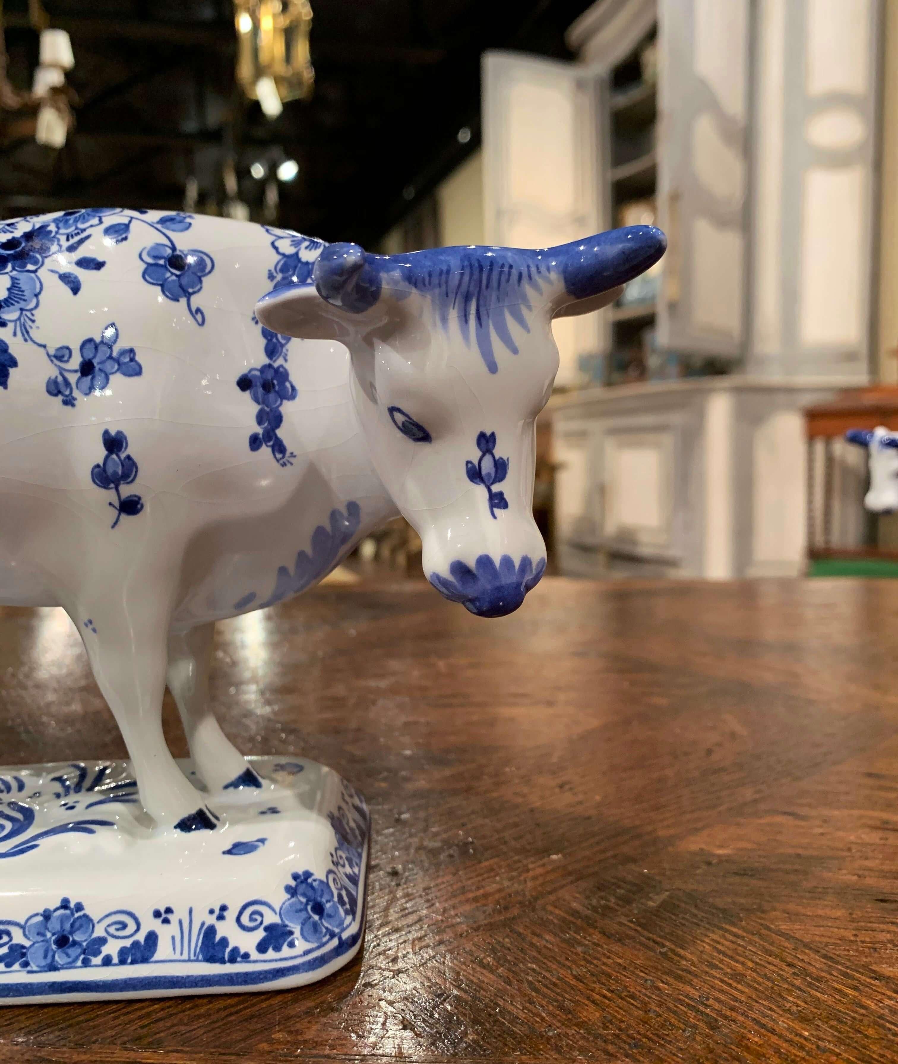 Set di tre figure di mucca in porcellana blu e bianca di Delft della metà del XX secolo in vendita 4