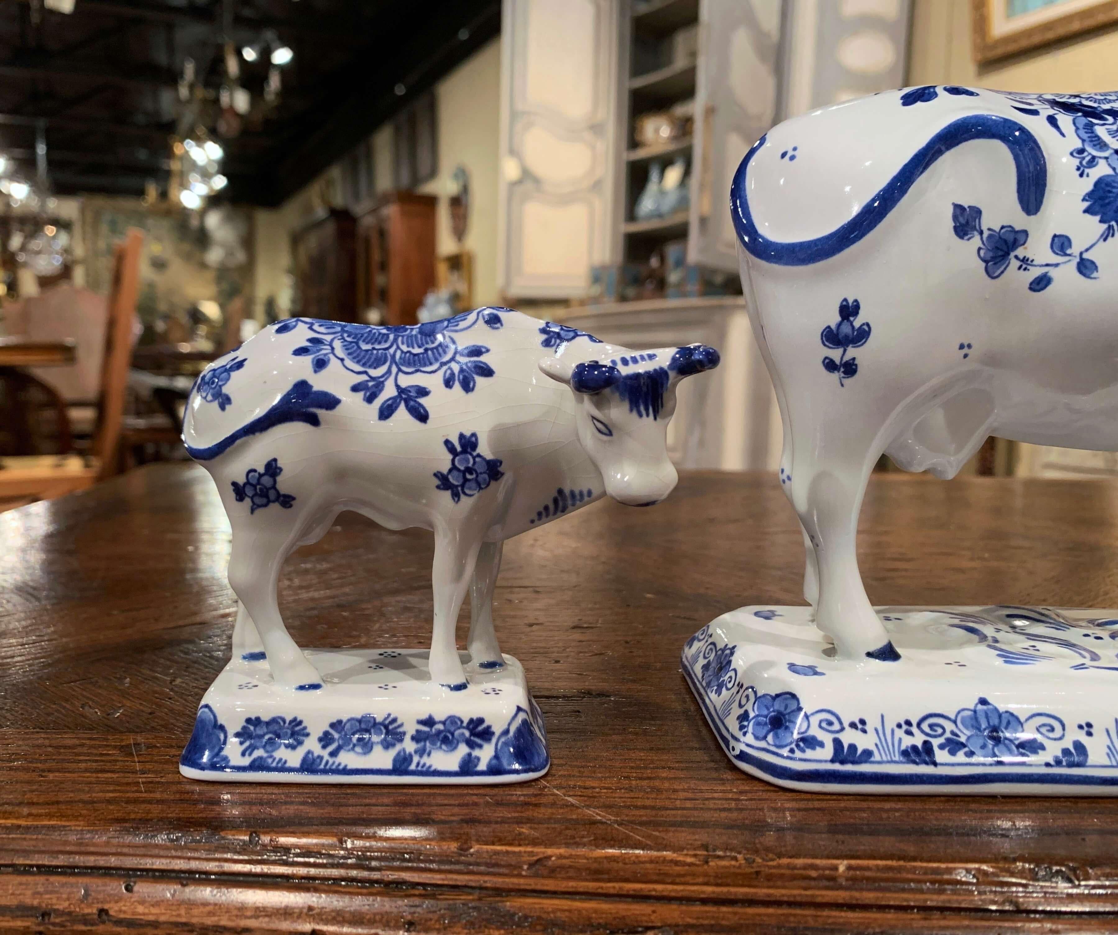 Dipinto a mano Set di tre figure di mucca in porcellana blu e bianca di Delft della metà del XX secolo in vendita