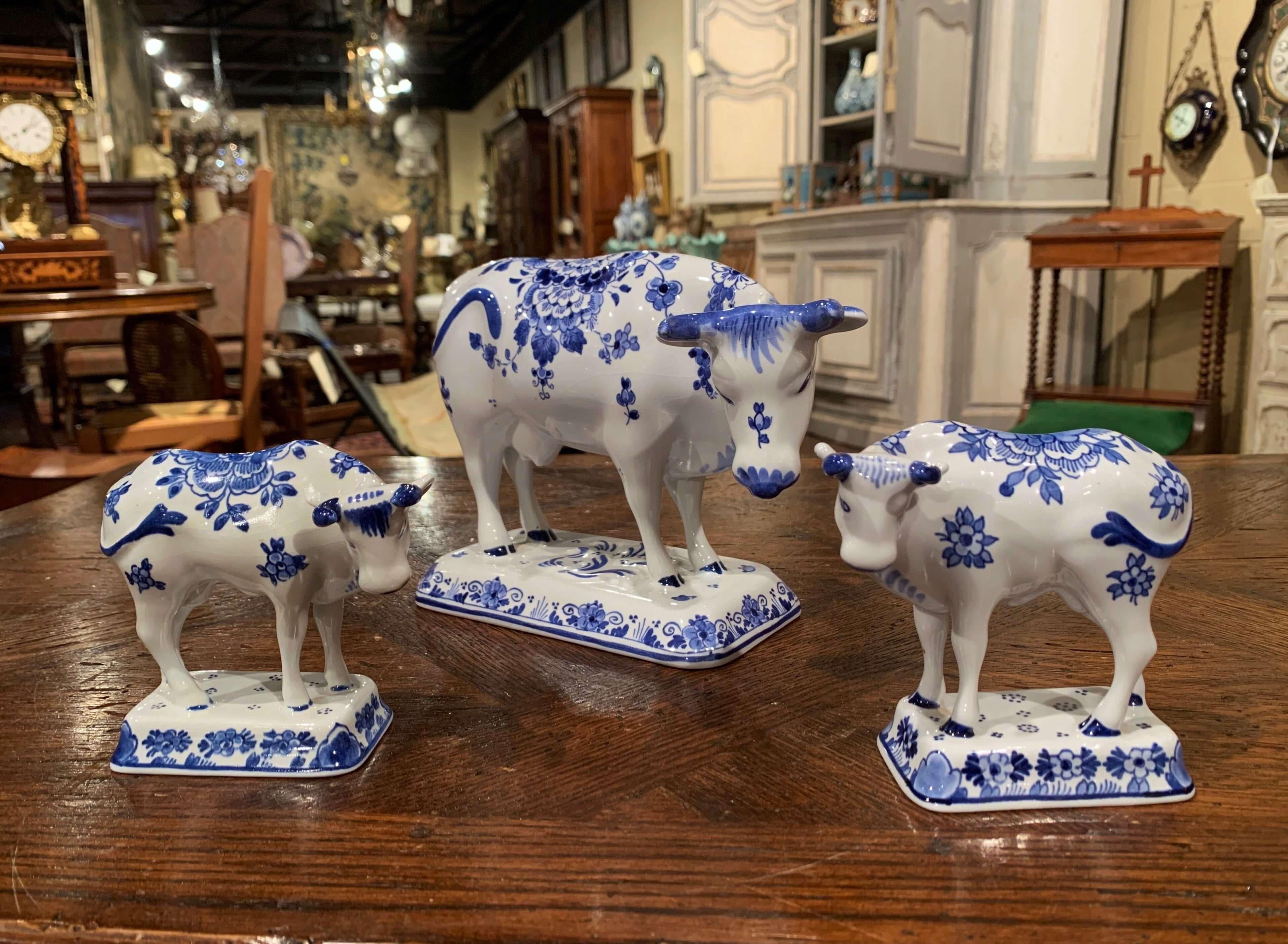 Porcellana Set di tre figure di mucca in porcellana blu e bianca di Delft della metà del XX secolo in vendita