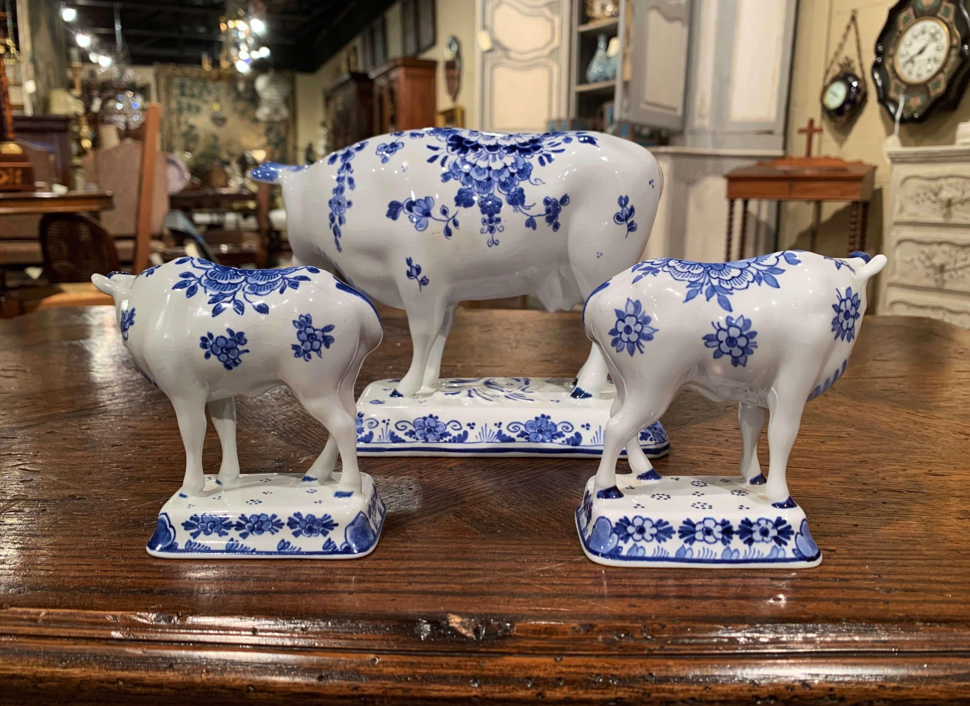 Set di tre figure di mucca in porcellana blu e bianca di Delft della metà del XX secolo in vendita 1