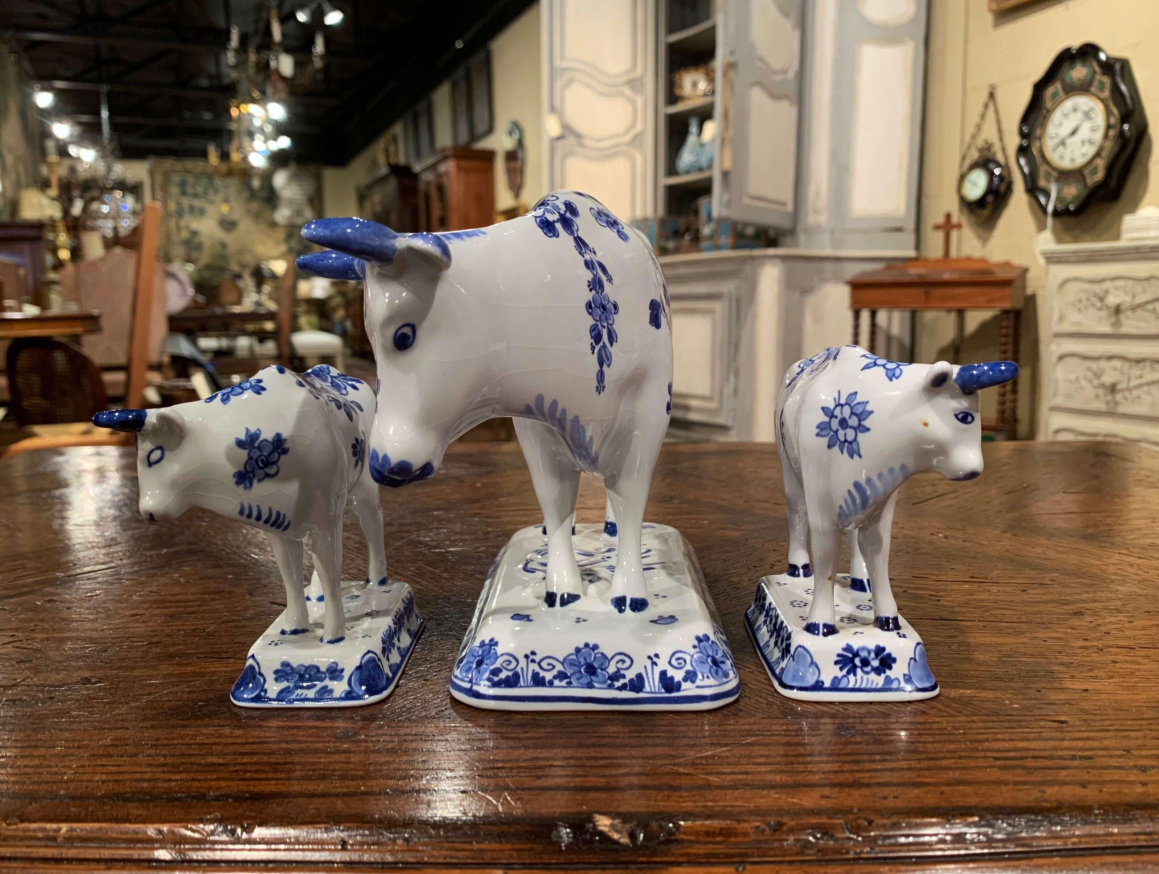Set di tre figure di mucca in porcellana blu e bianca di Delft della metà del XX secolo in vendita 2