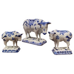 Juego de tres figuras de vaca de porcelana holandesa de Delft azul y blanca de mediados del siglo XX