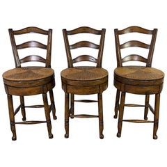 Juego de tres taburetes de bar con respaldo de escalera francesa
