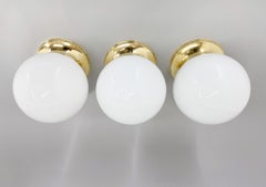 Set di tre lampade da soffitto in ottone e vetro di latte della metà del secolo scorso, restaurate