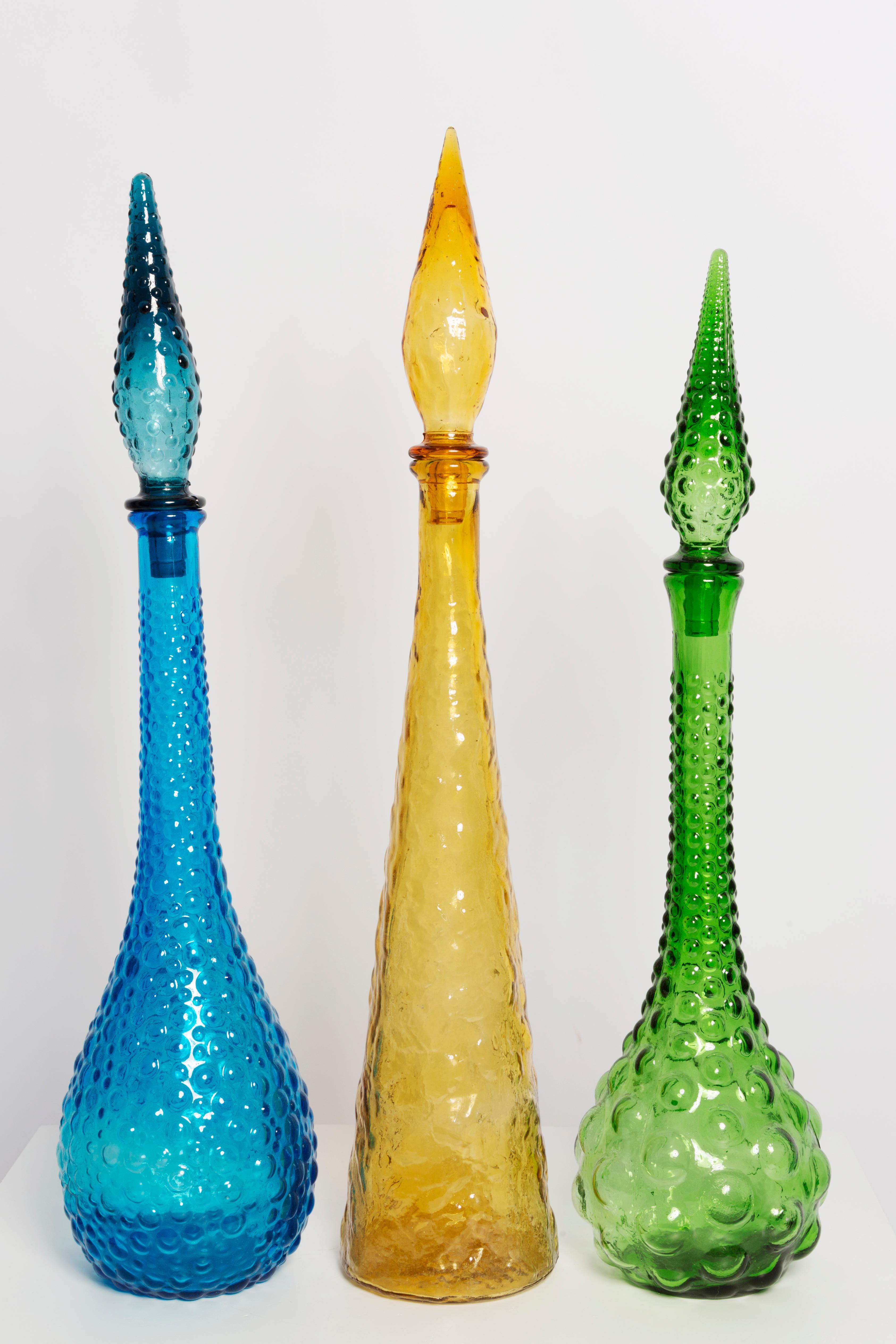 20ième siècle Ensemble de trois carafes à décanter en verre Empoli mi-siècle avec bouchon, Italie, années 1960 en vente