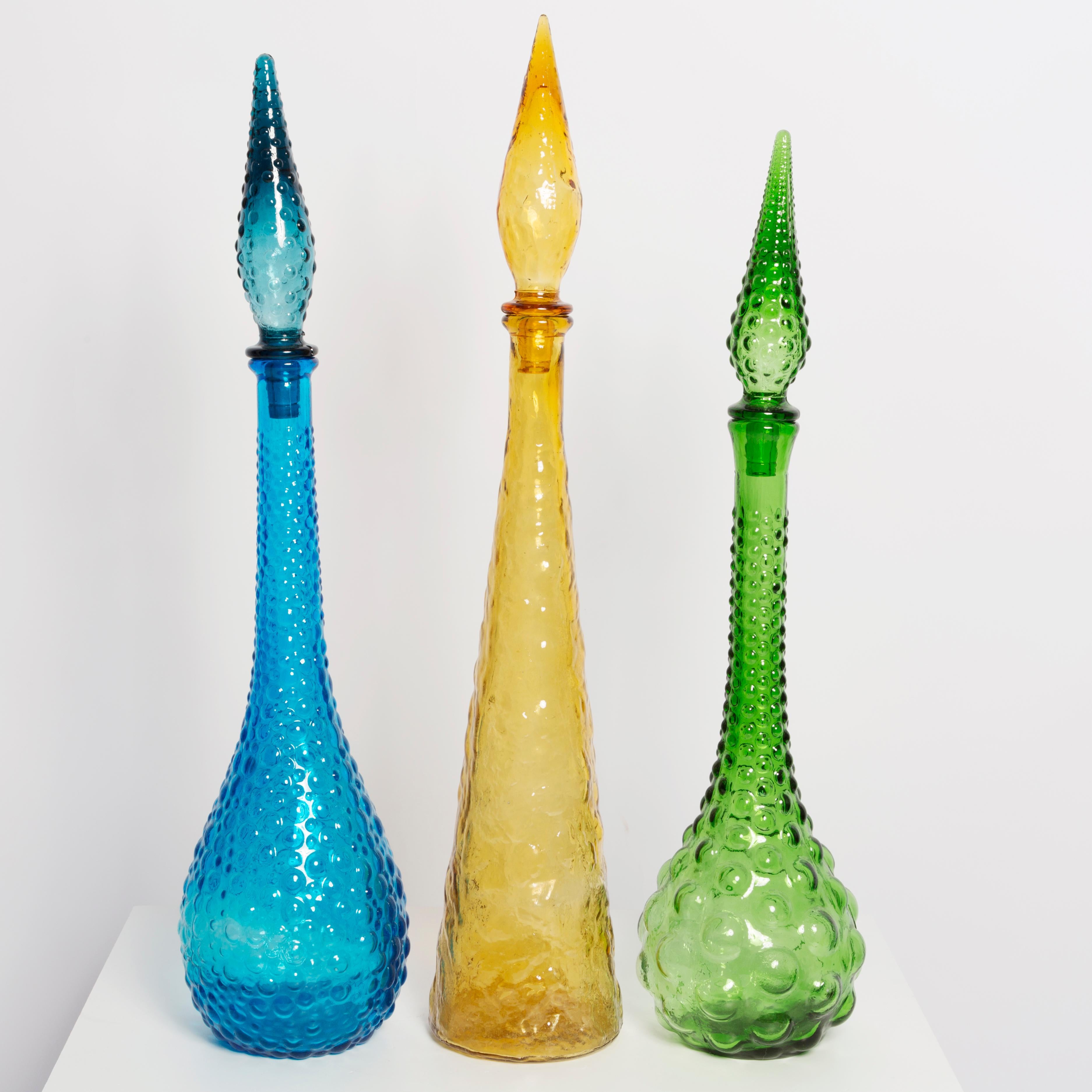 Verre Ensemble de trois carafes à décanter en verre Empoli mi-siècle avec bouchon, Italie, années 1960 en vente