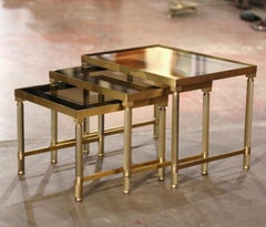 Satz von drei Mid-Century Französisch Messing & Glas Nisttische Bagues Stil