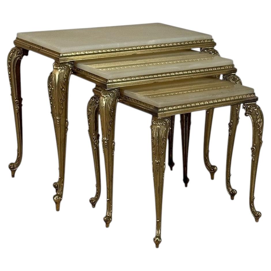 Dreiteiliges Set aus ineinander stapelbaren Tischen im französischen Louis-XV-Stil aus Messing und Onyx aus der Mitte des Jahrhunderts