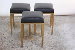 Ensemble de trois tabourets industriels du milieu du siècle en cuir et acier peint