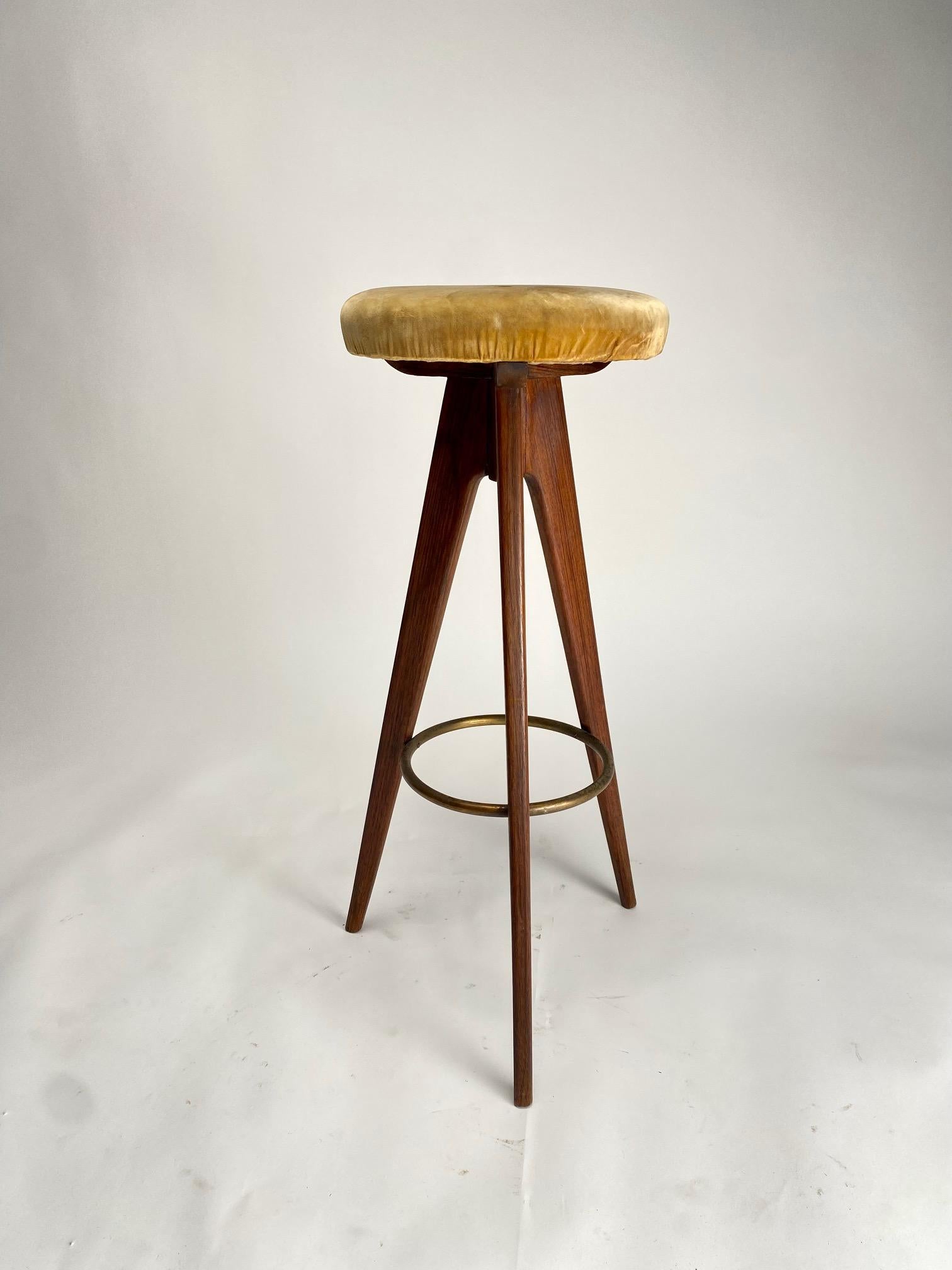 Set of three Mid-Century wood and brass bar stools, in the style of Gio Ponti. Italy, 1950s

The velvet of the seat is the original one, it is stained but can be replaced by our laboratory with a fabric chosen by the customer (included in the price)