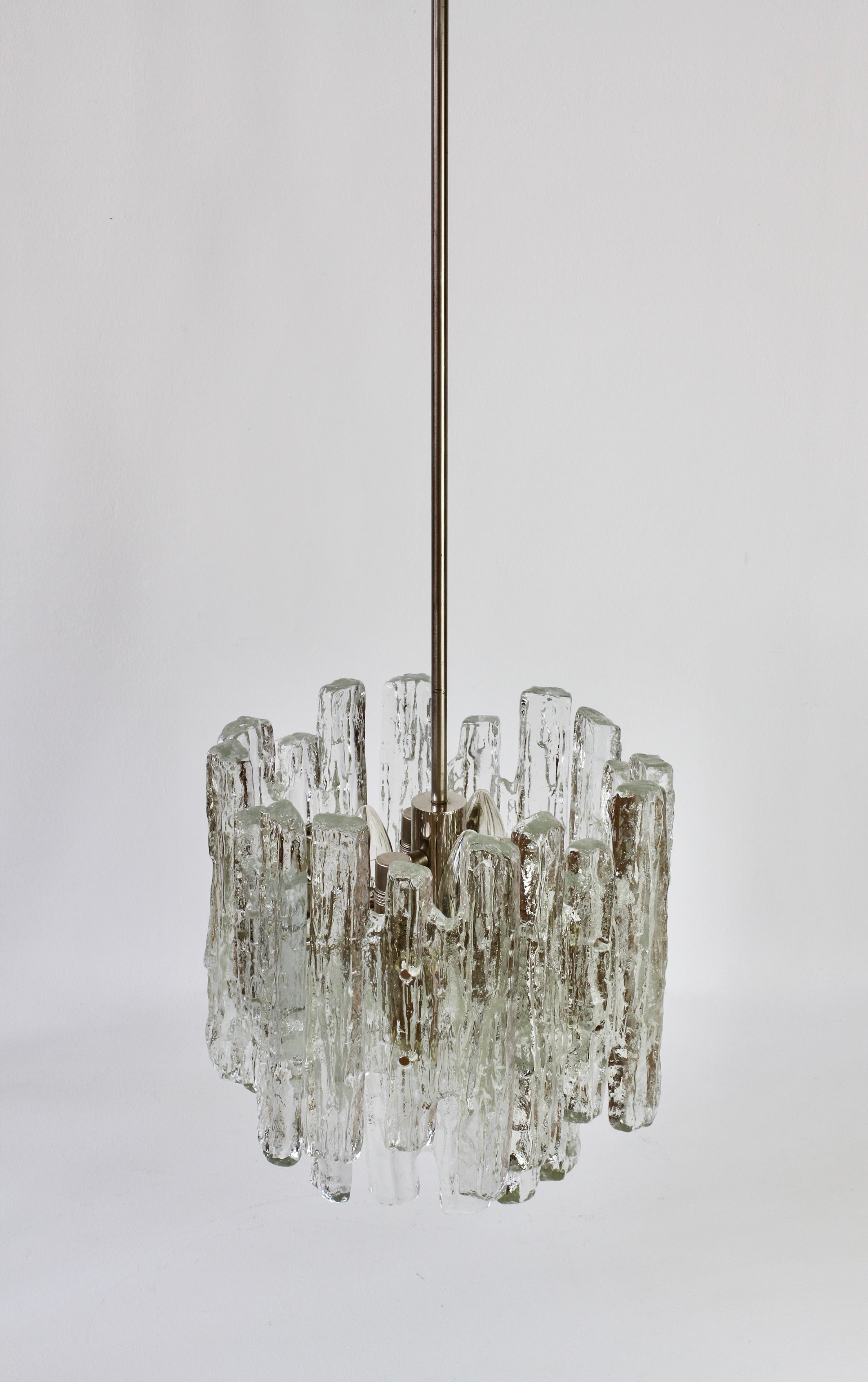 Autrichien Ensemble de trois lustres ou lampes à suspension en cristal de glace Kalmar du milieu du siècle dernier en vente