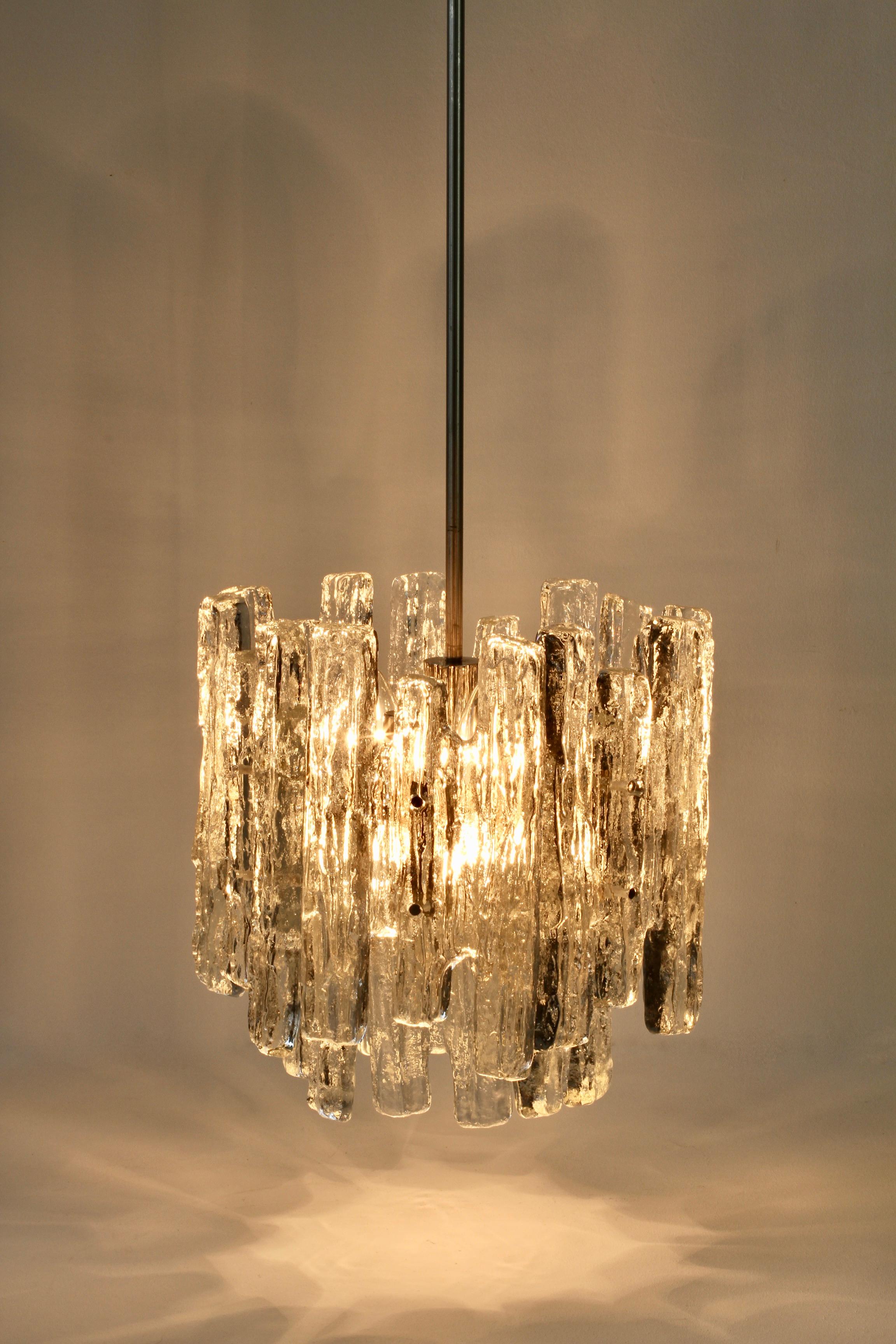 Set of Three Midcentury Kalmar Ice Crystal Glass Pendant Lights or Chandeliers In Good Condition For Sale In Landau an der Isar, Bayern