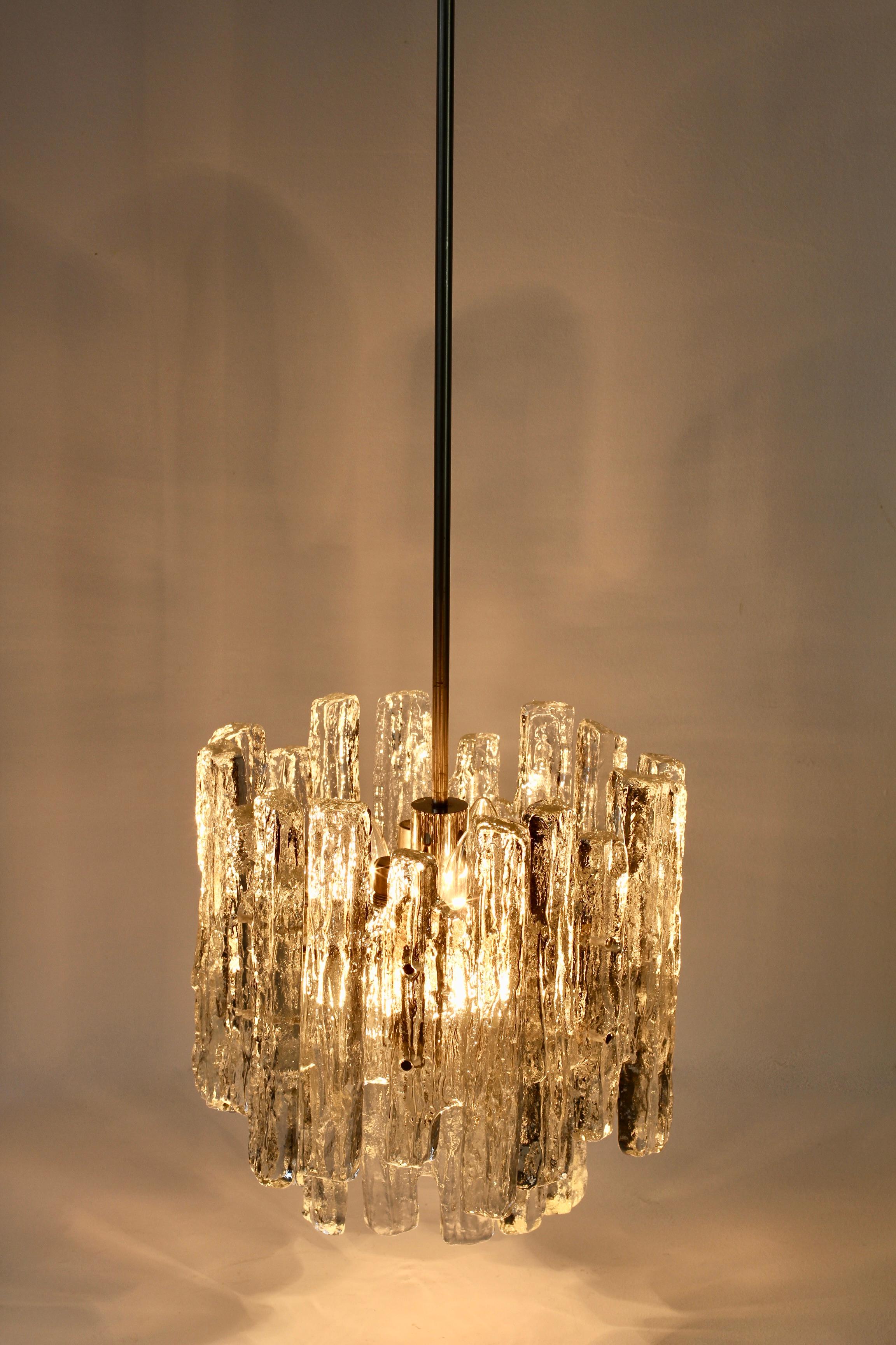 20ième siècle Ensemble de trois lustres ou lampes à suspension en cristal de glace Kalmar du milieu du siècle dernier en vente