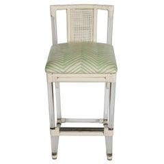 Satz von drei Mid Century Lucite und Rattan Barhocker mit Quadrille laminiert Up