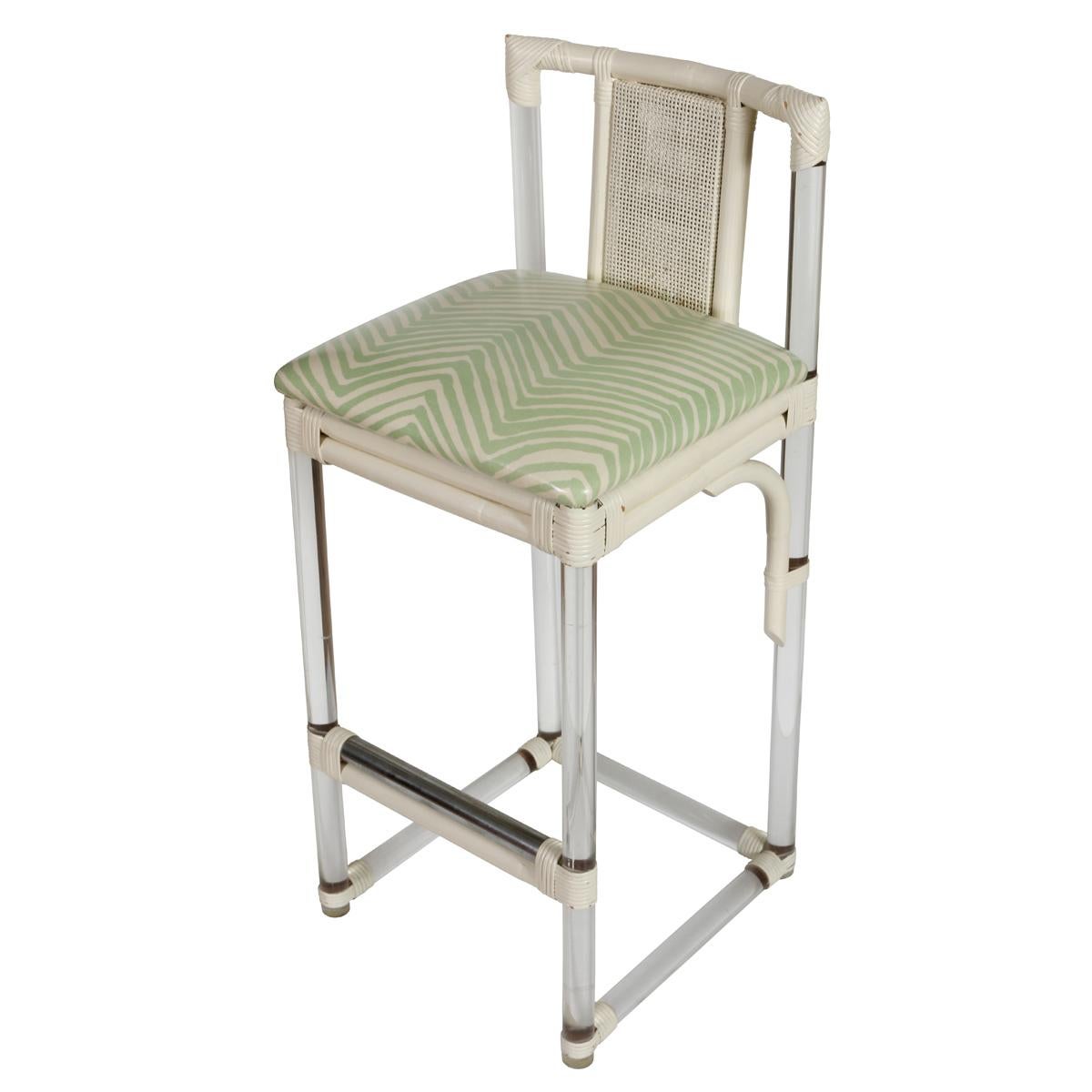 Moderne Ensemble de trois tabourets de bar en lucite et en rotin du milieu du siècle avec Up &Up en quadrille en vente